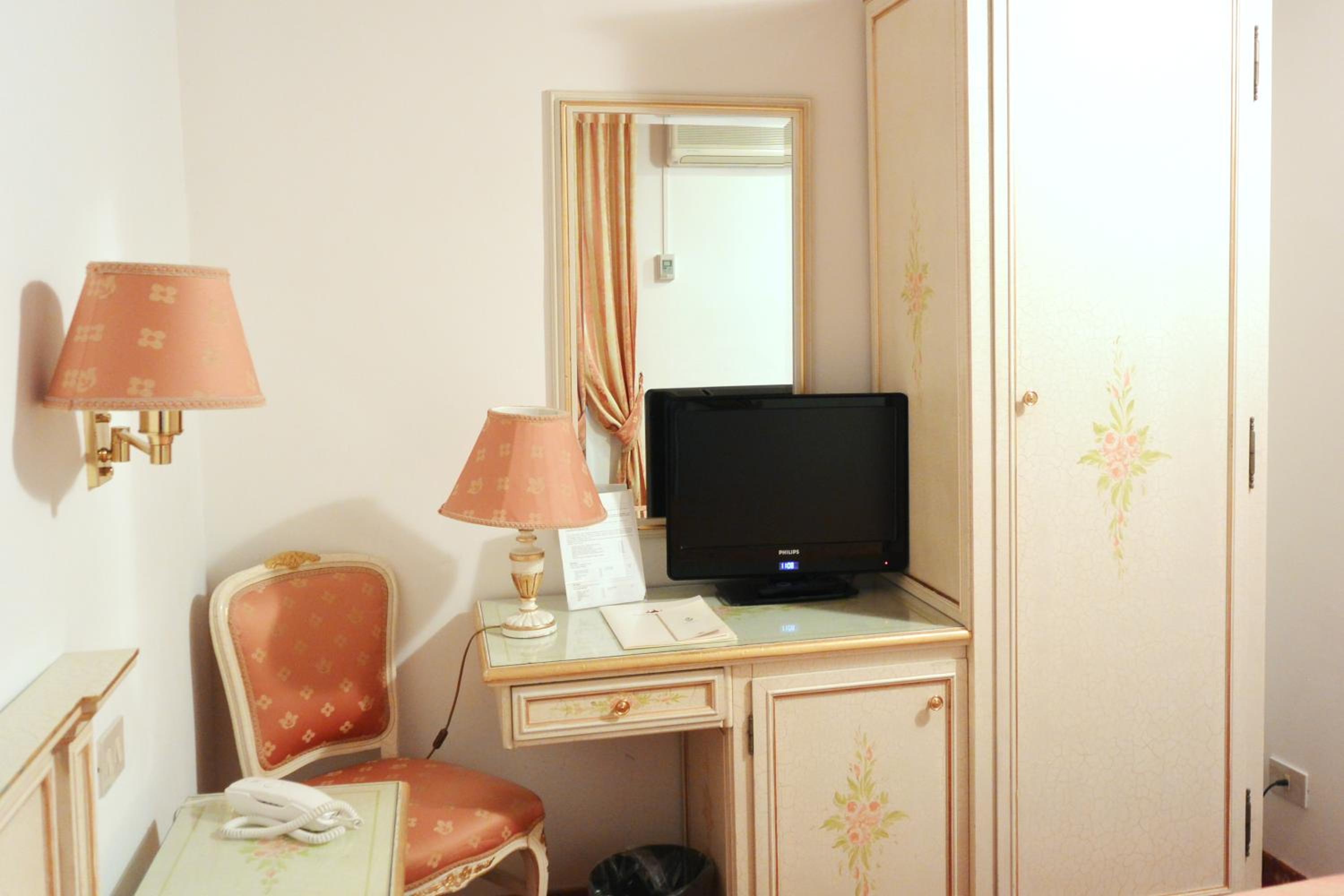 Economy Double Room photo 2