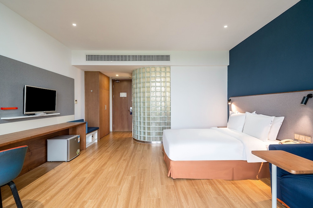 Standard Room, 1 Queen Bed photo 2