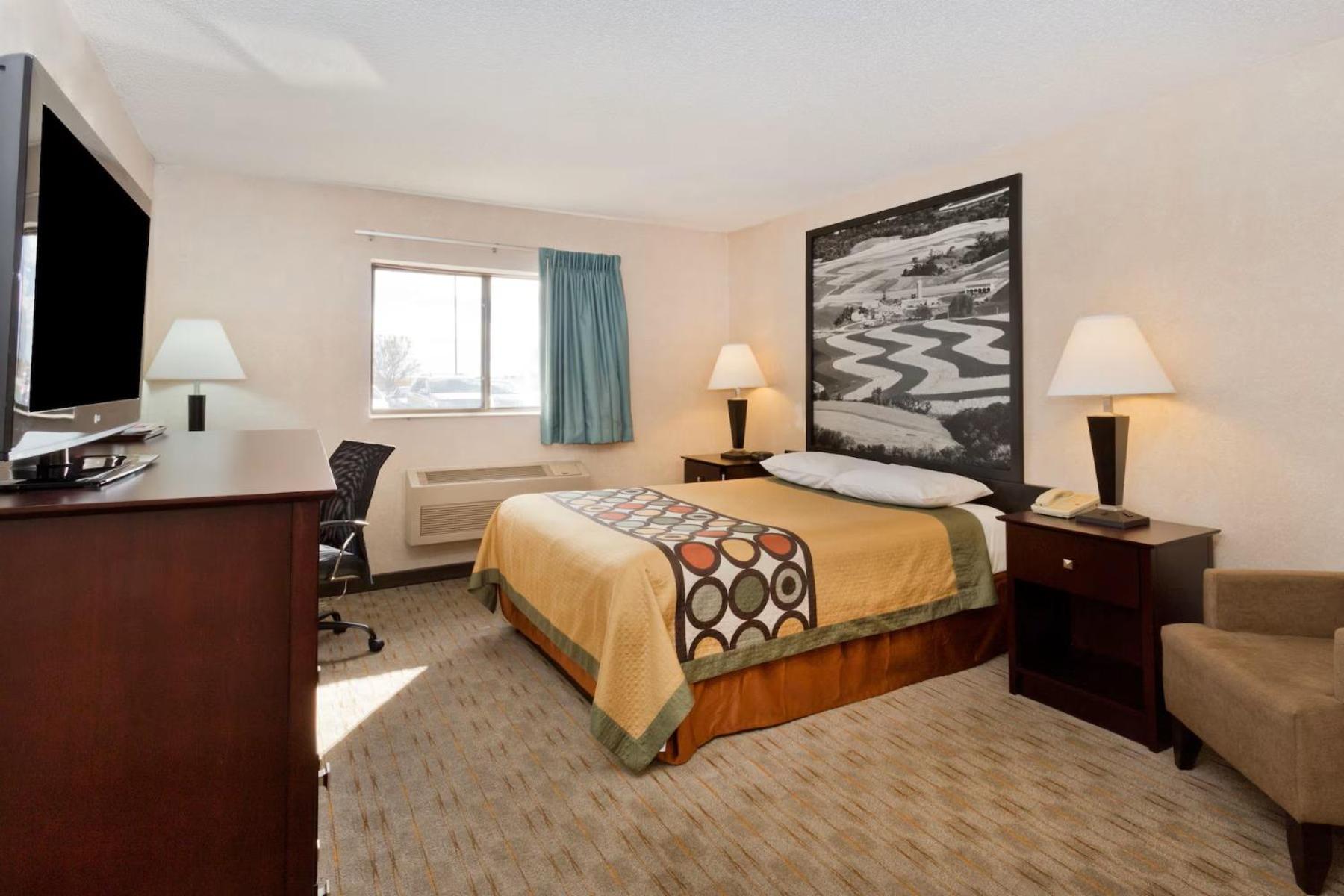 Queen Room with Roll-In Shower - Mobility Accessible/Non-Smoking - Photo 2