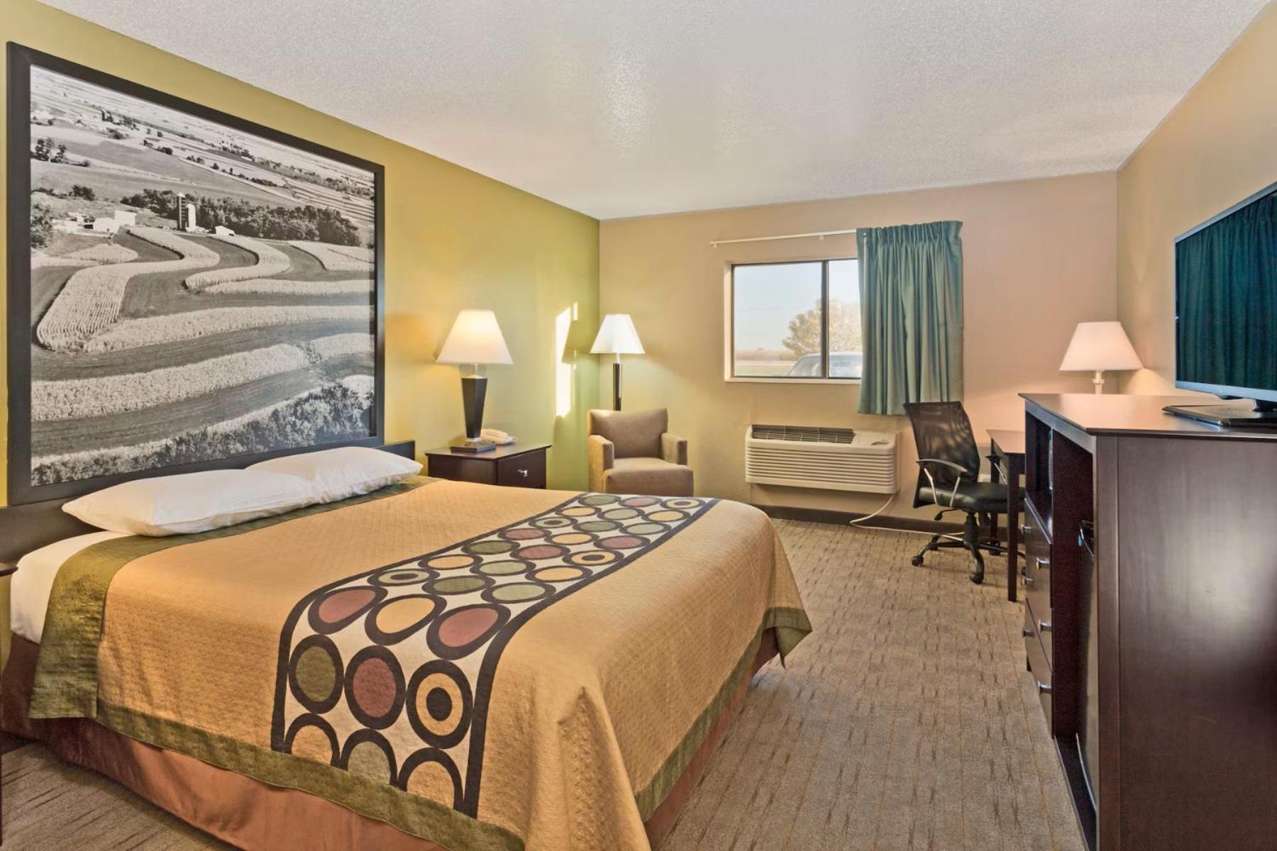 Queen Room with Roll-In Shower - Mobility Accessible/Non-Smoking - Photo 3