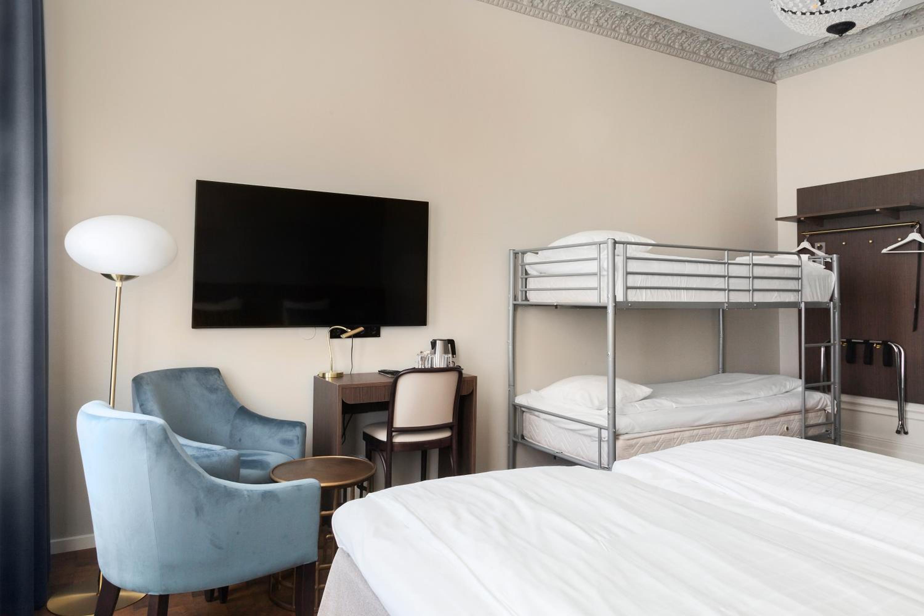 Family Room with One Queen Bed and Bunk Beds - Non-Smoking