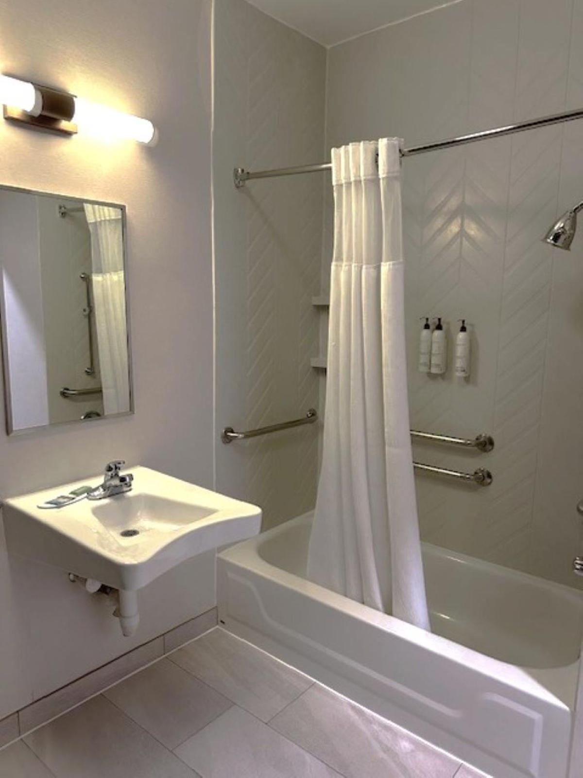 Studio King Suite with Adapted Tub – Mobility and Hearing Accessible - Photo 1