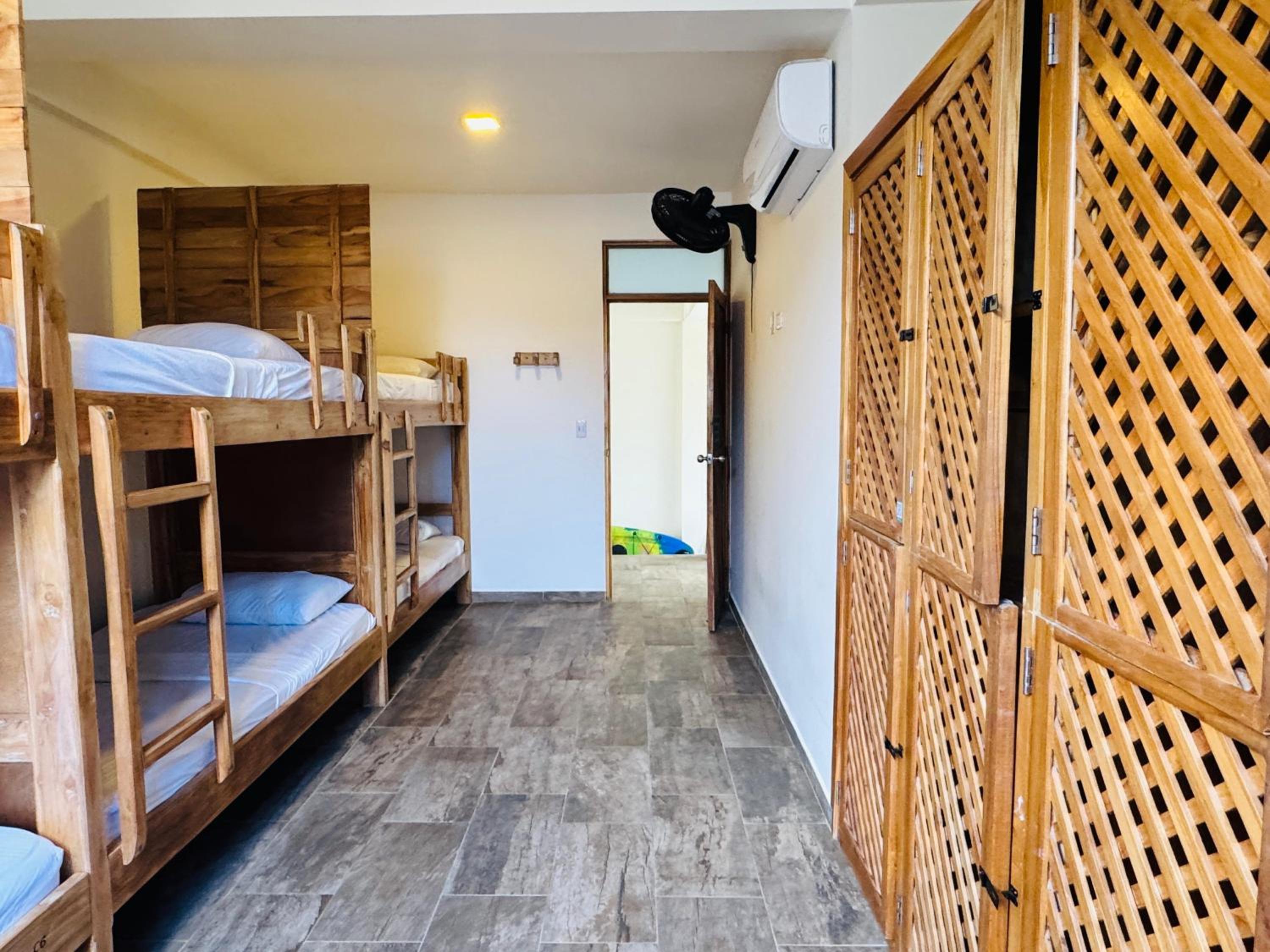 Bed in 6-Bed Mixed Dormitory Room photo 2