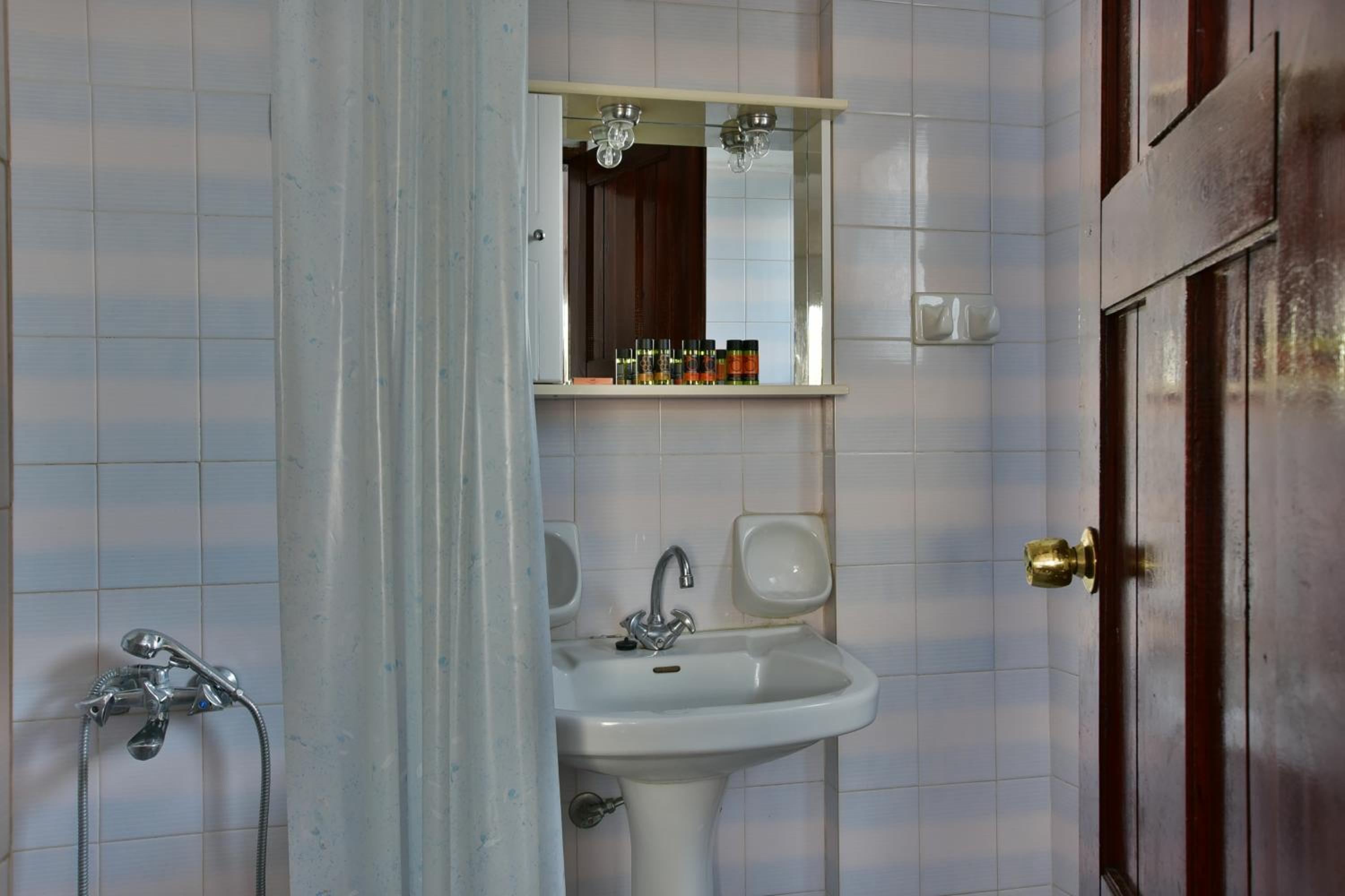 Twin Room - Photo 7