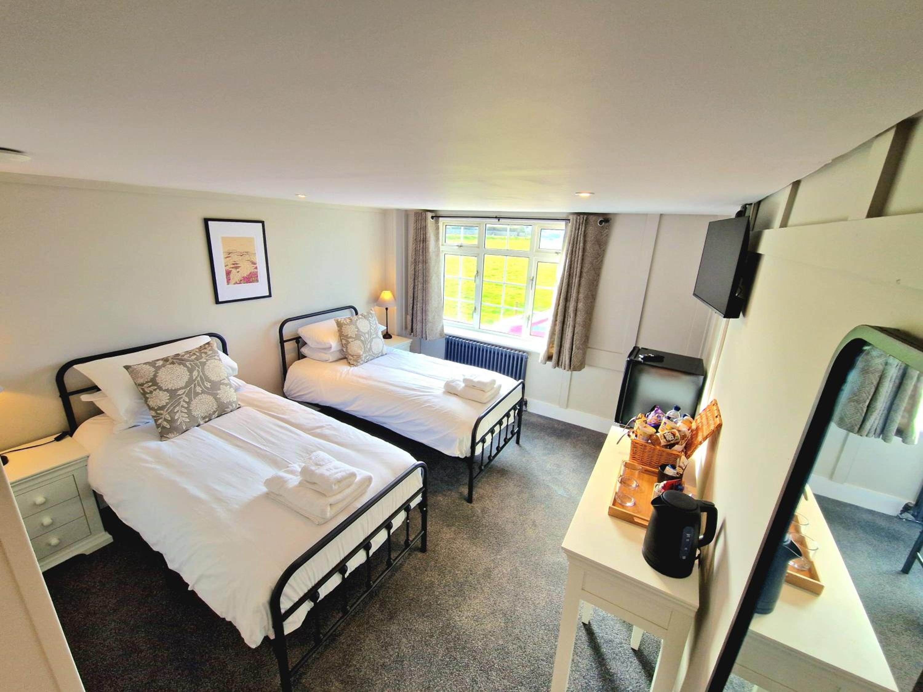 Twin Room - Disability Access photo 2