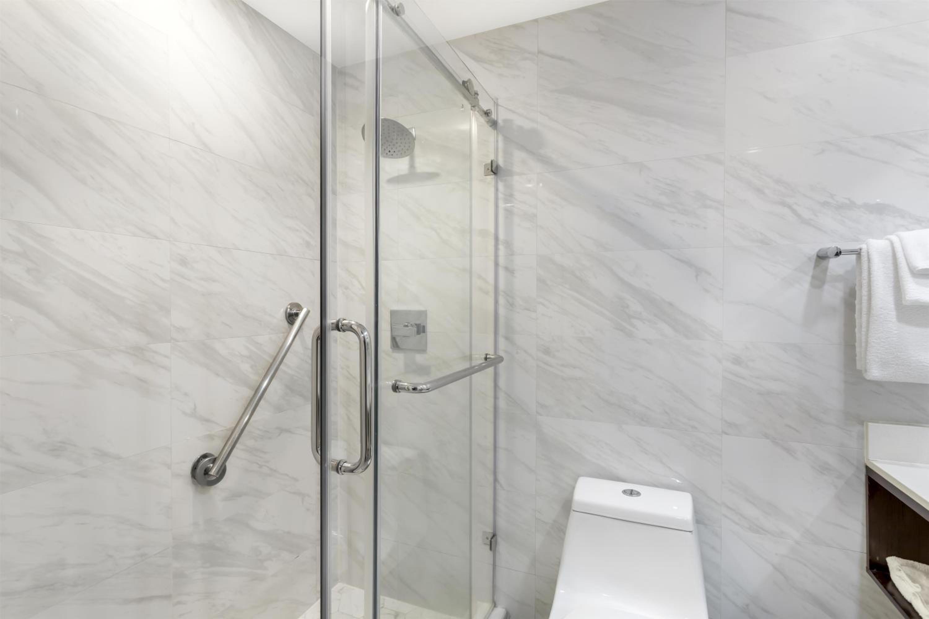 Queen Room with Two Queen Beds and Roll-In Shower - Disability Access/Non-Smoking photo 2