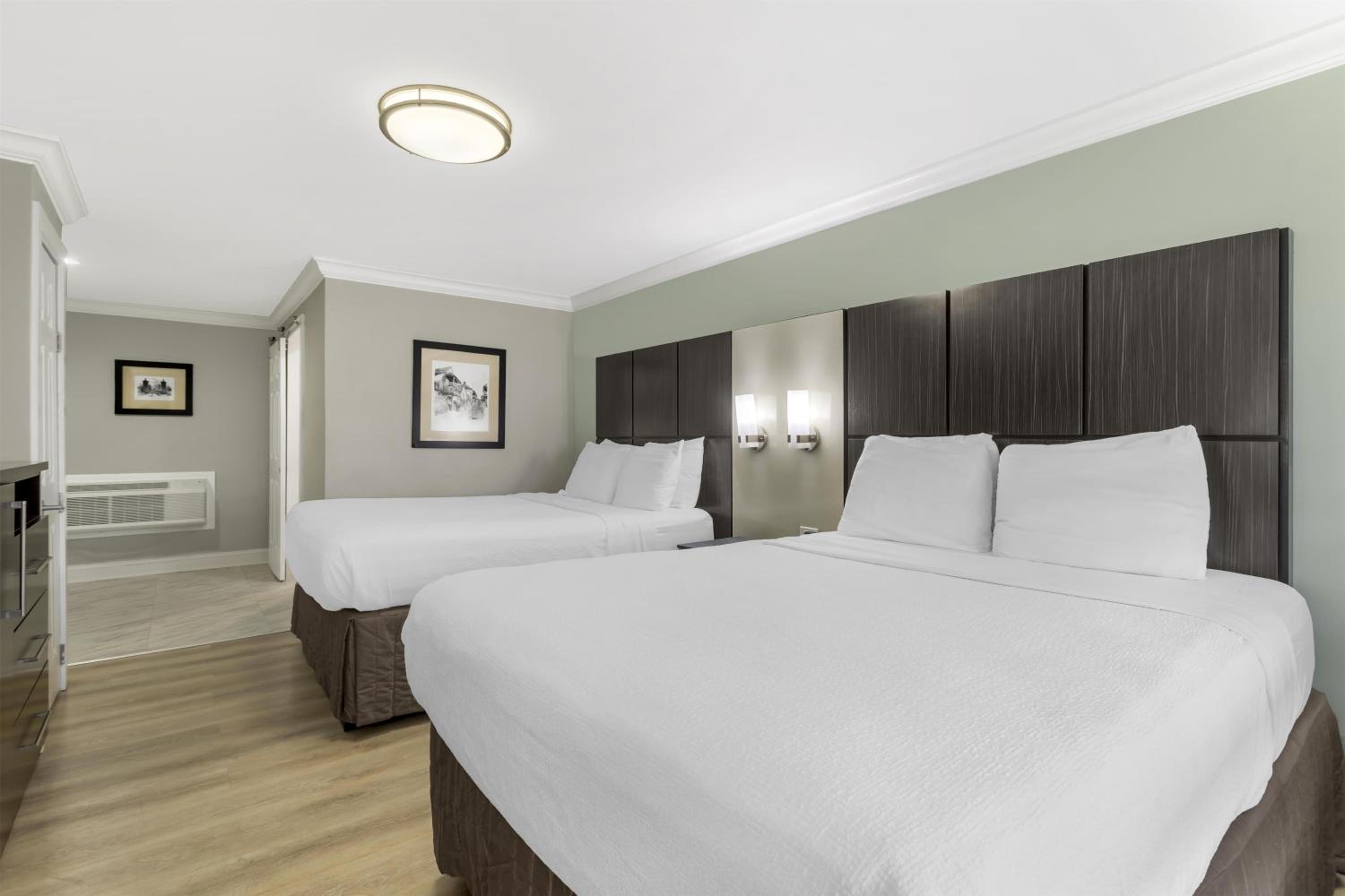 Queen Room with Two Queen Beds and Roll-In Shower - Disability Access/Non-Smoking photo 3