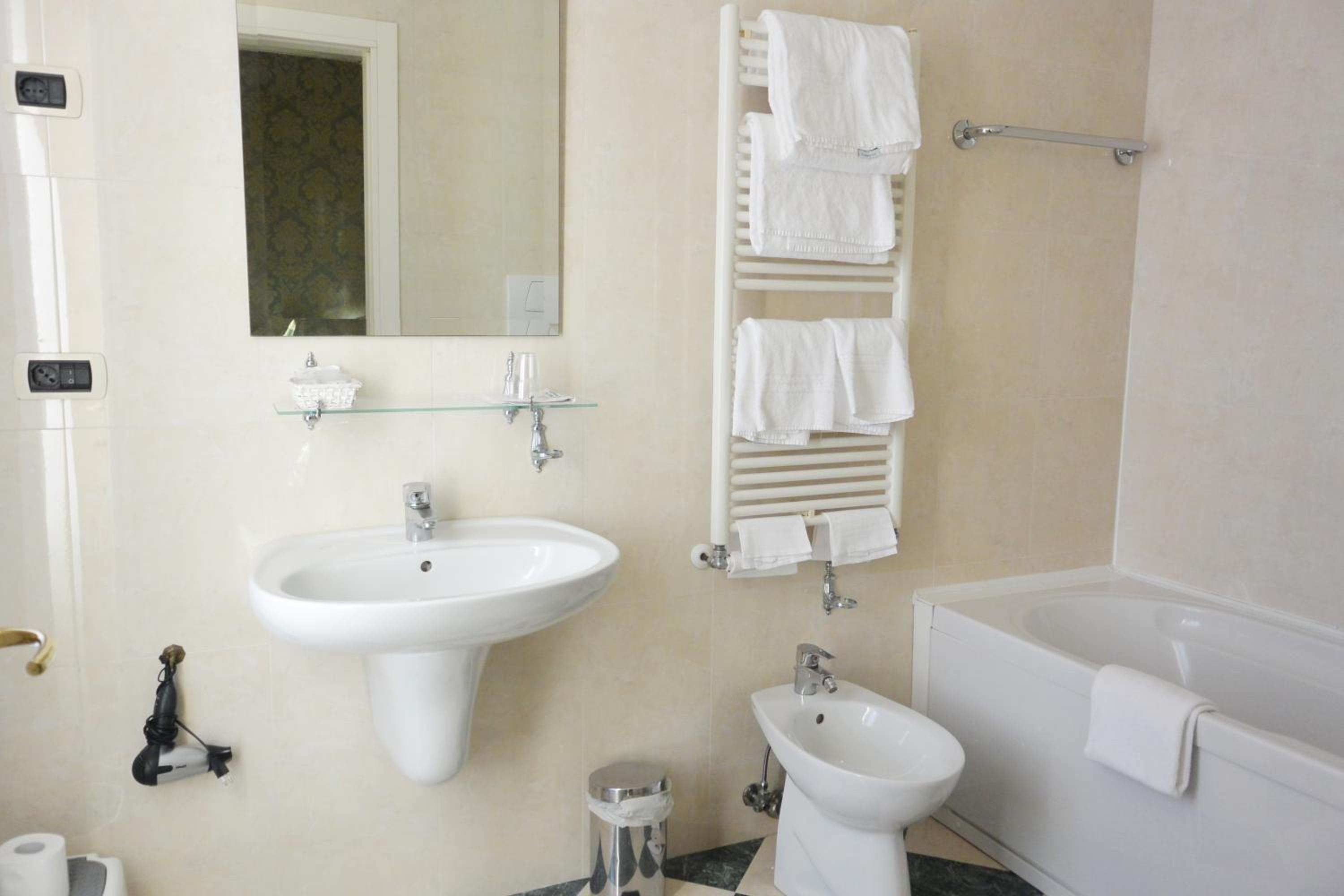 Small Double or Twin Room with Canal View photo 3