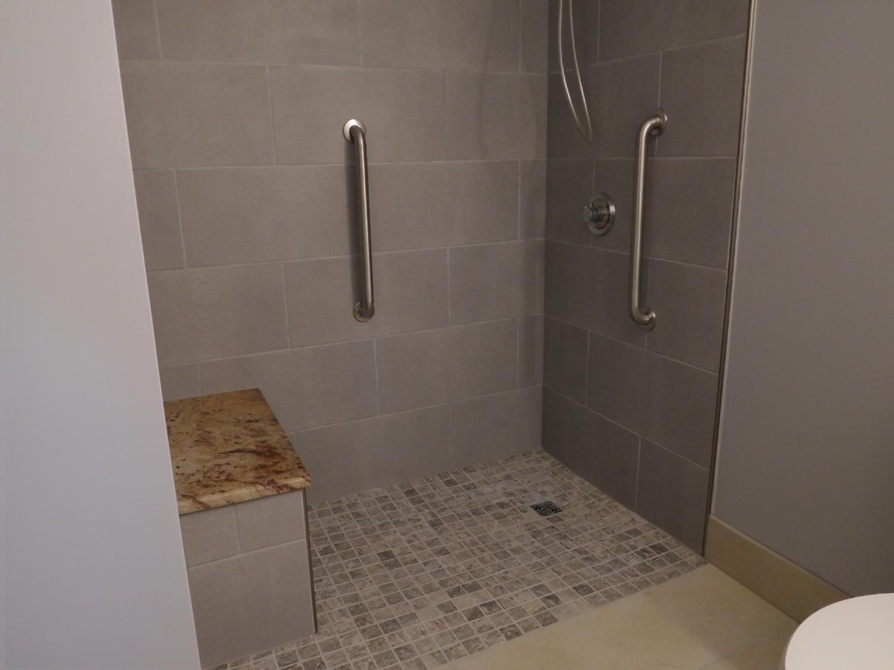 King Room with Roll-In Shower - Disability Access - Photo 4