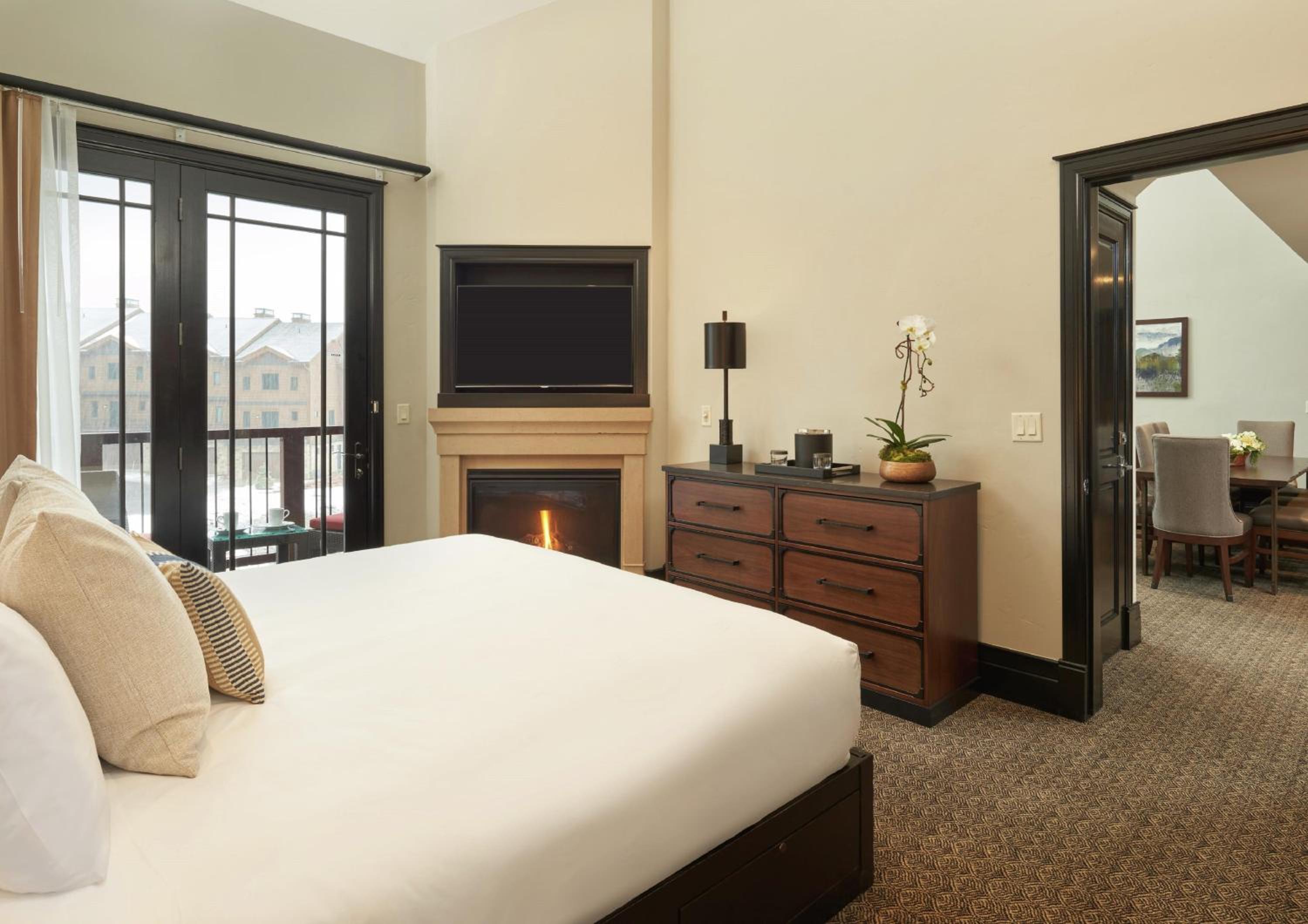 Four-Bedroom Bi-Level King Room with Two King and Three Queen Beds