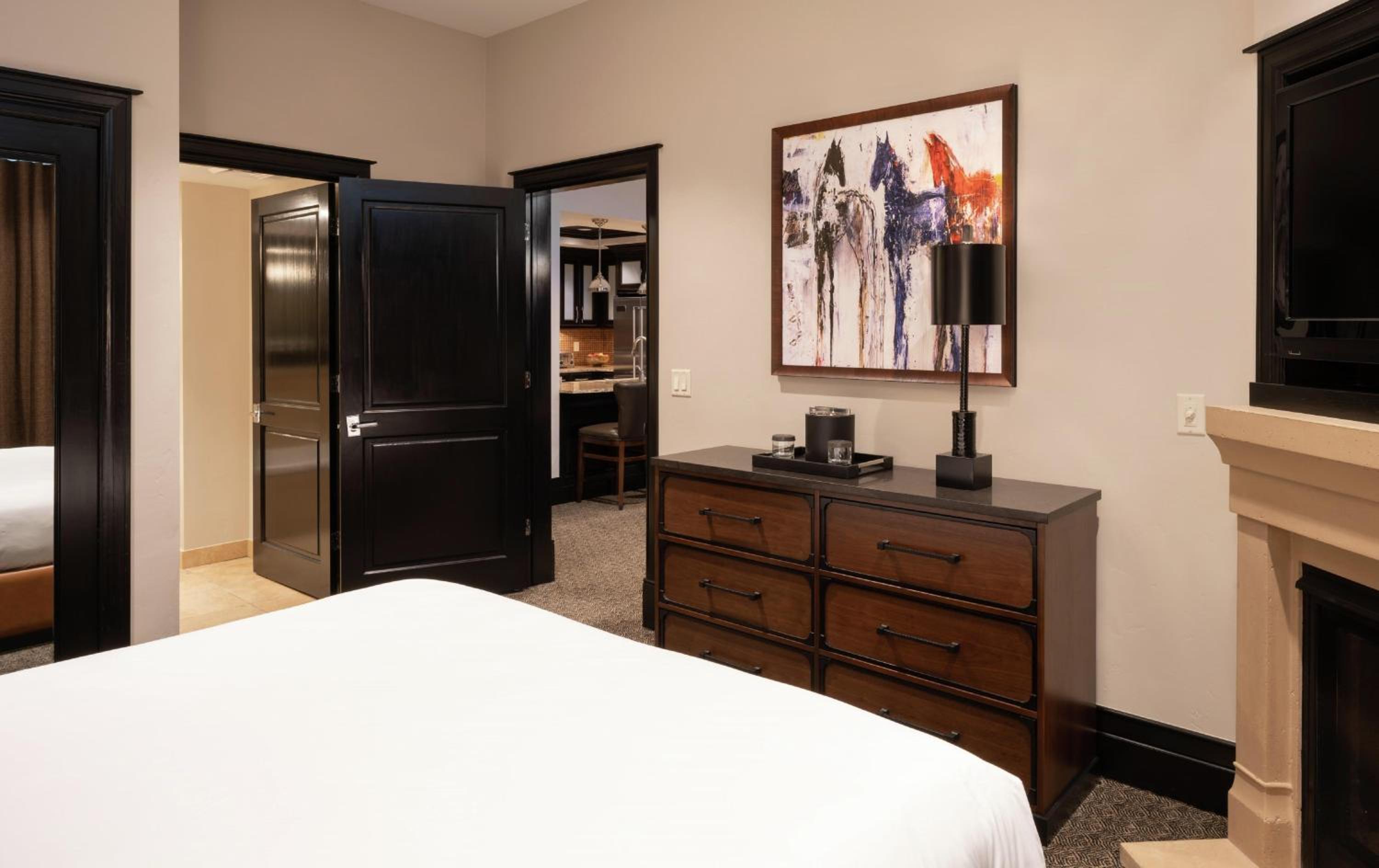 Three-Bedroom King Residence with Three Queen Beds - Photo 2