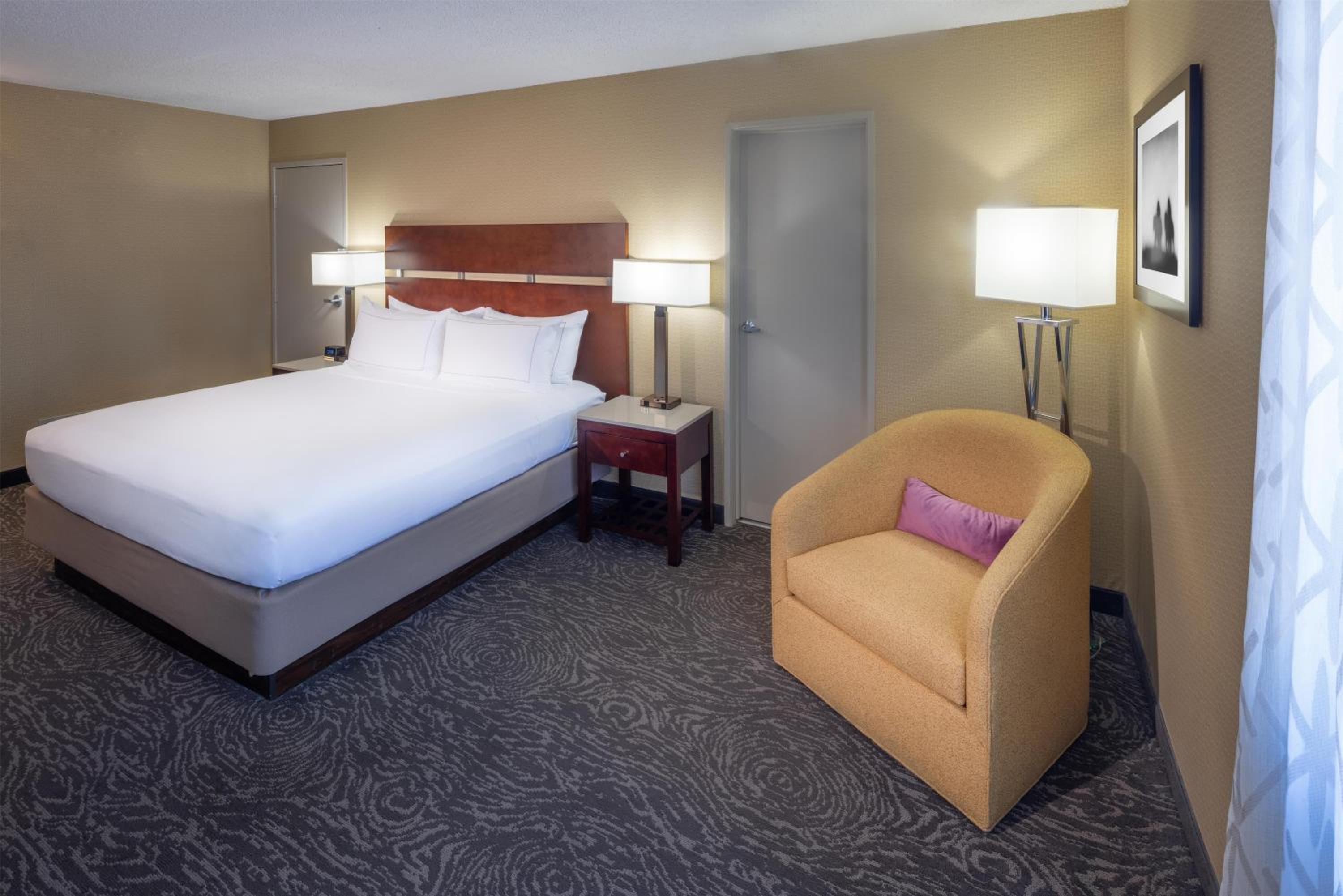 Deluxe King Room with Accessible Tub - Mobility and Hearing Access - Photo 2