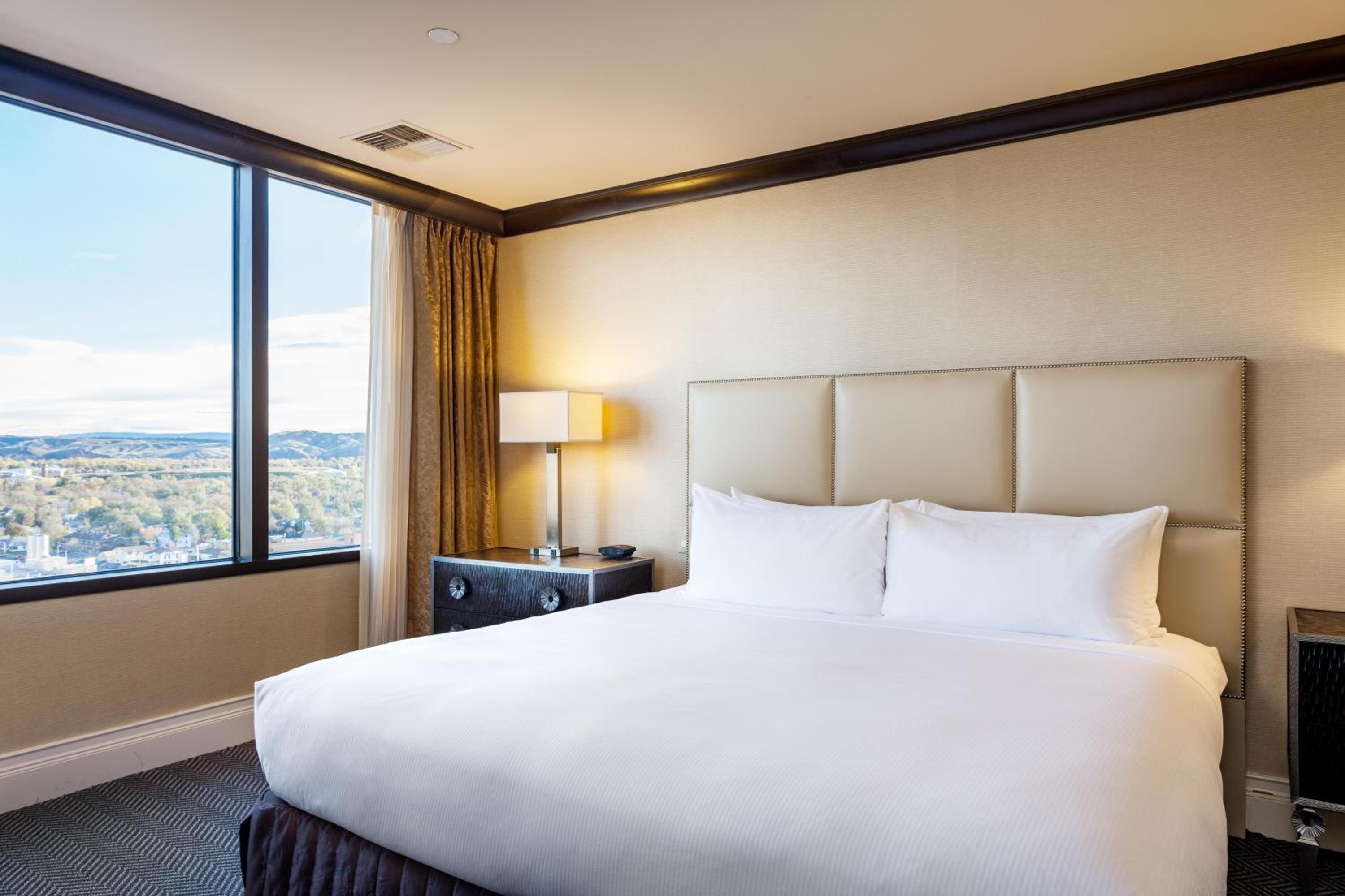 Deluxe King Room with Accessible Tub - Mobility and Hearing Access - Photo 3