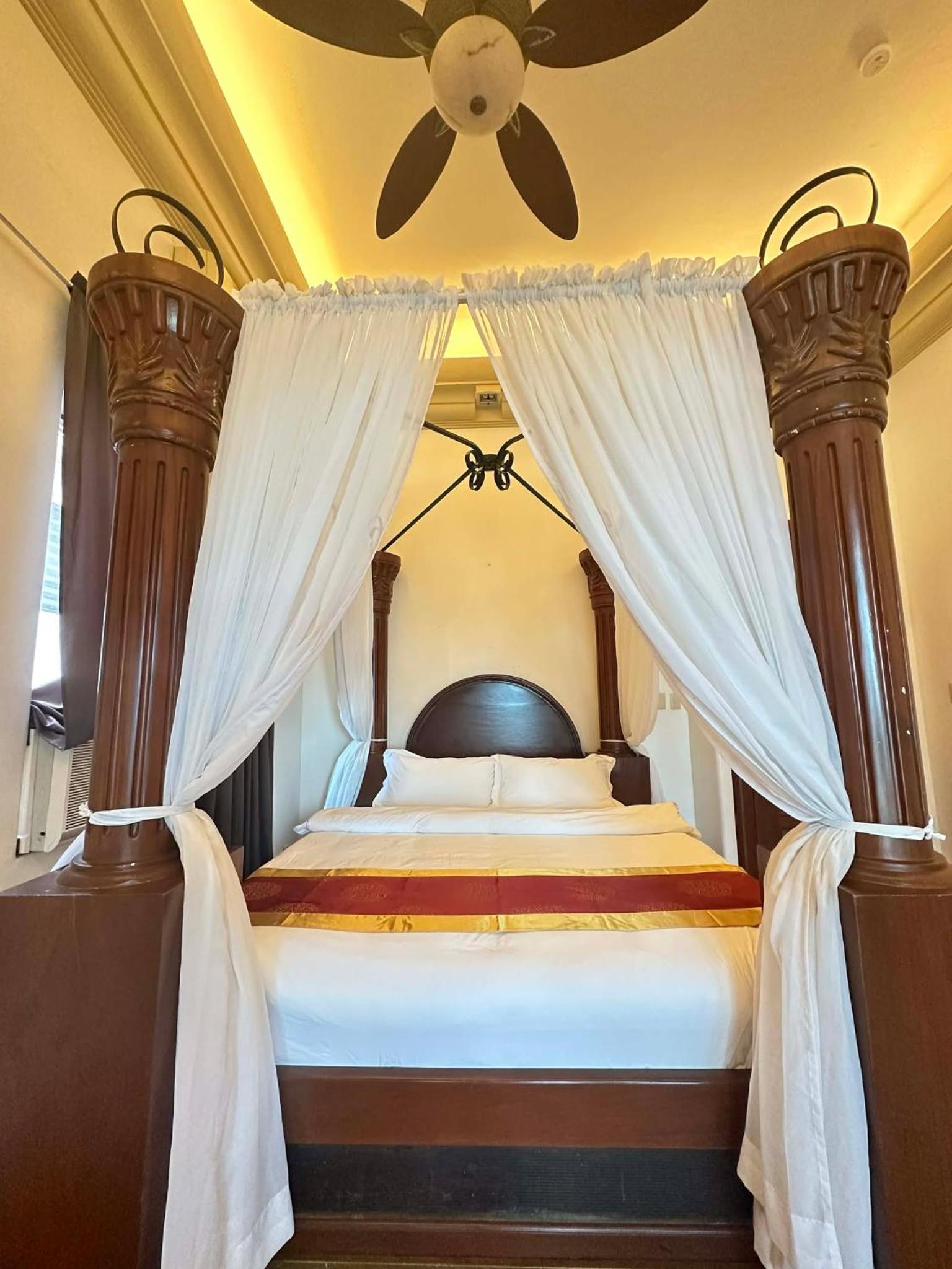 Deluxe King Room photo 1