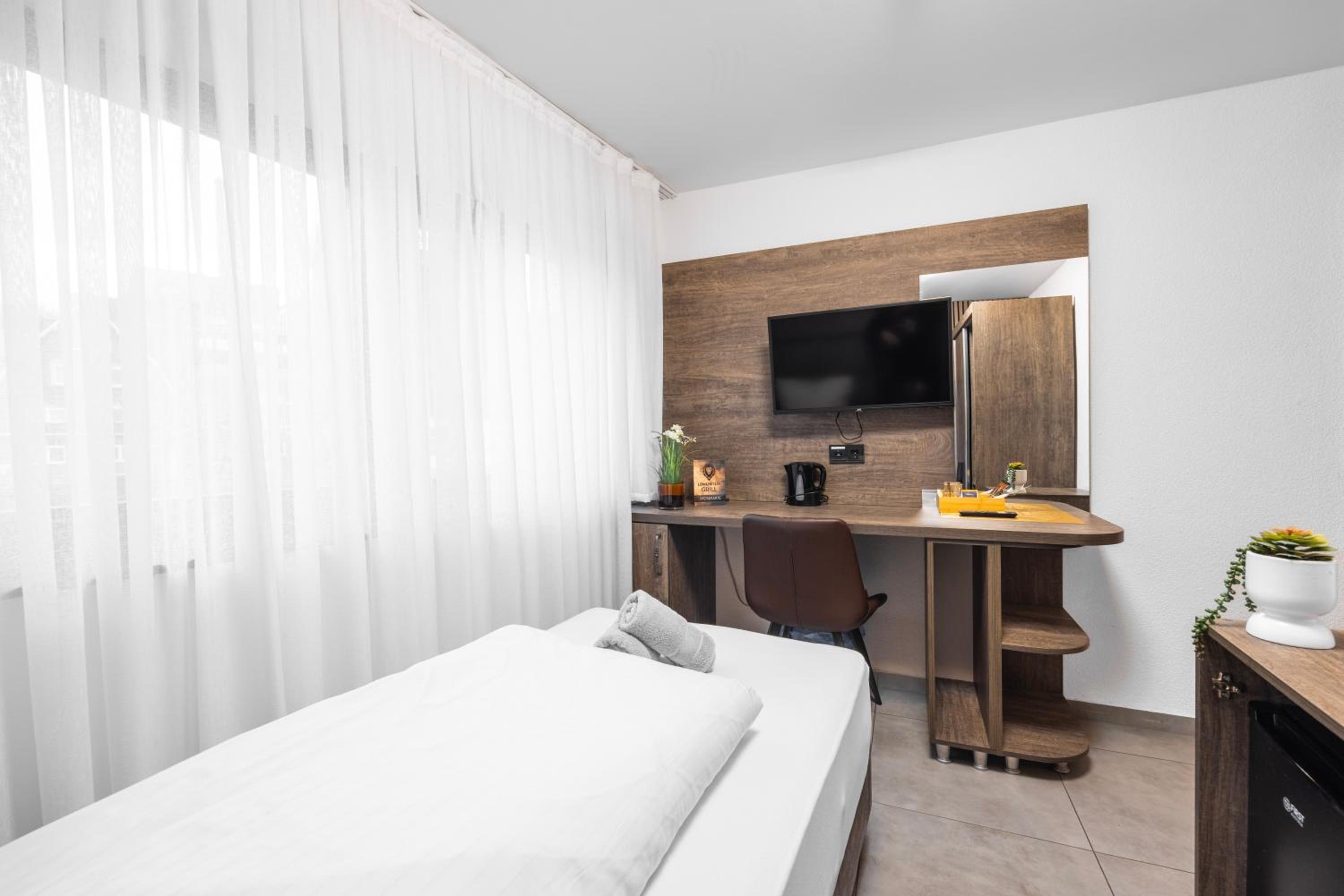 Single Room with Bathroom photo 1