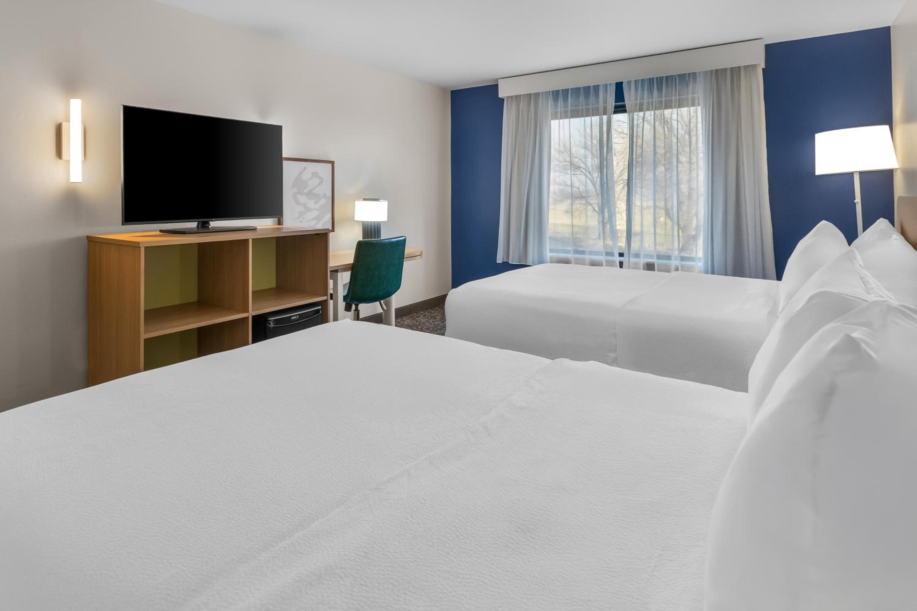 Queen Room with Two Queen Beds - Photo 6