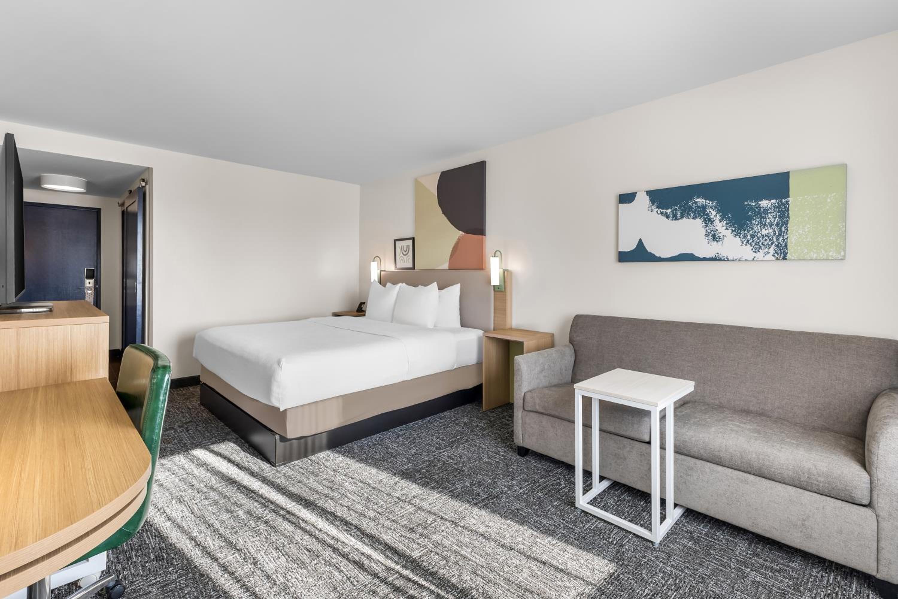 King Room with Sofa Bed - Non-Smoking - Photo 4