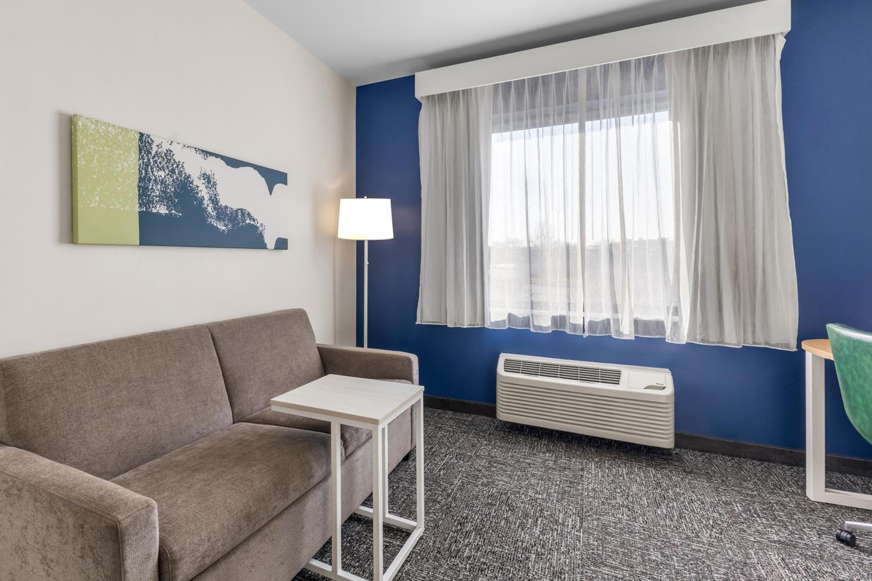 King Room with Sofa Bed - Non-Smoking - Photo 6
