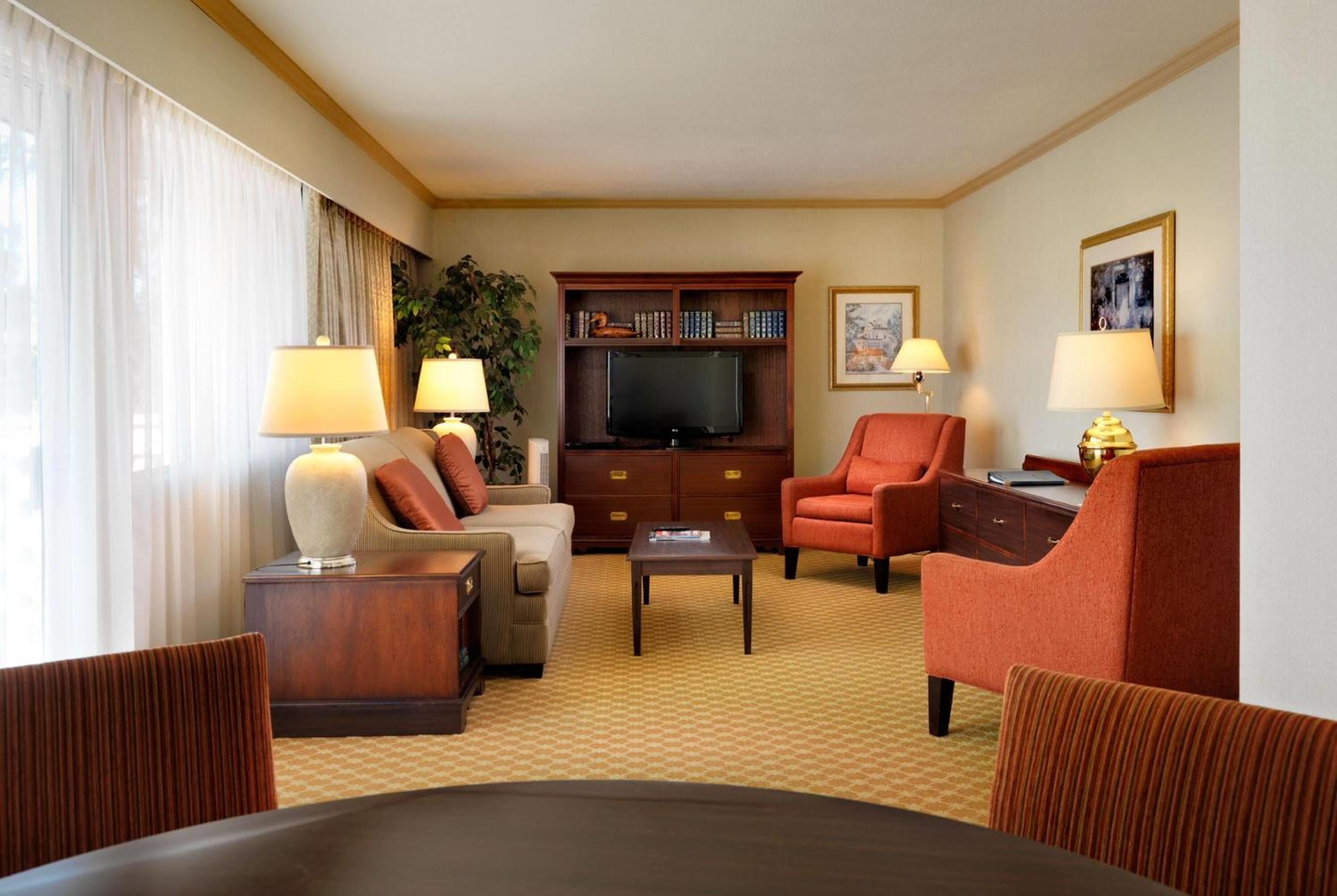 One-Bedroom Queen Suite - Non-Smoking - Photo 3
