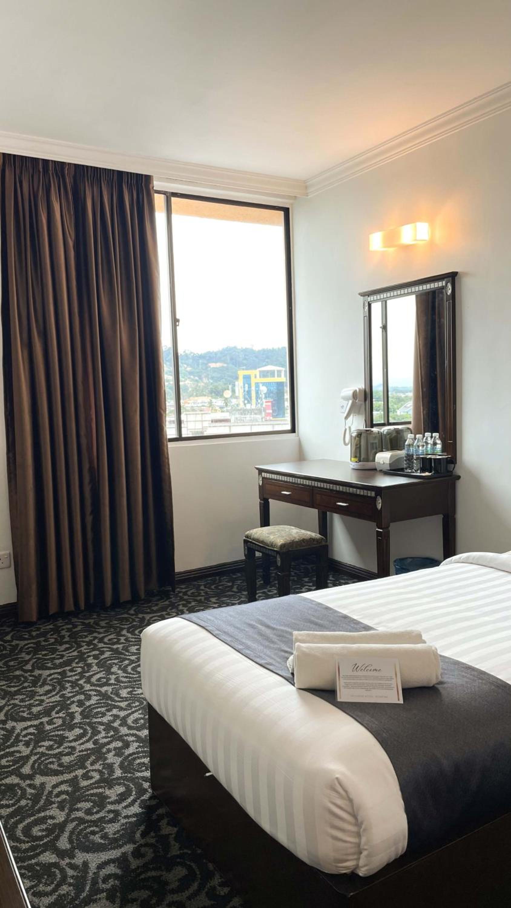 Deluxe Twin with Balcony - Photo 3
