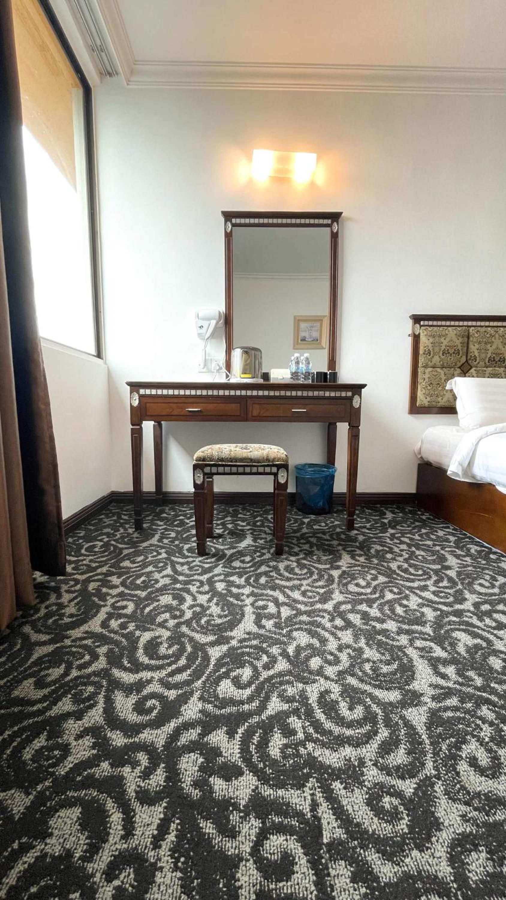 Deluxe Twin with Balcony - Photo 6