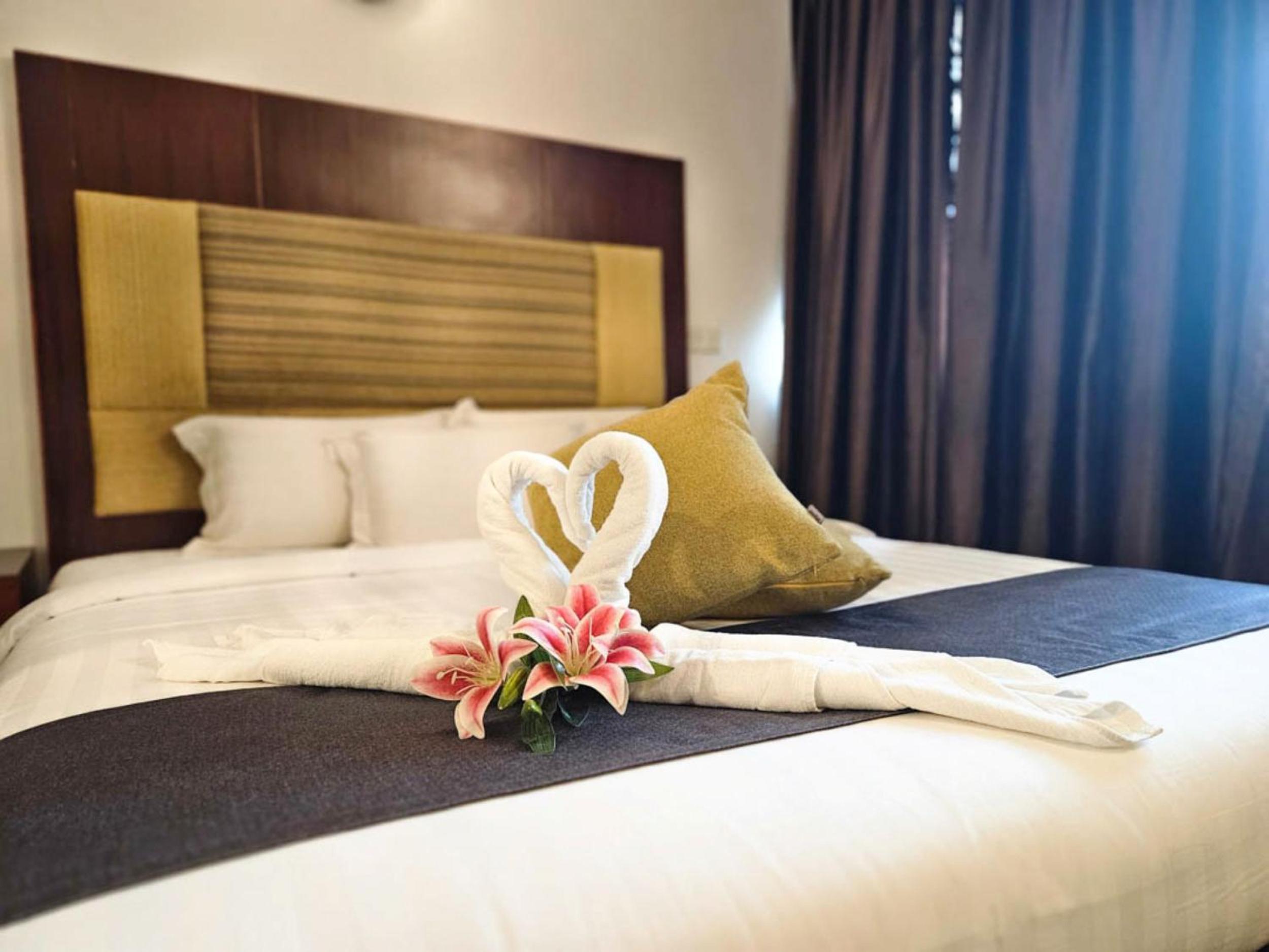 Deluxe King Room - Photo 9
