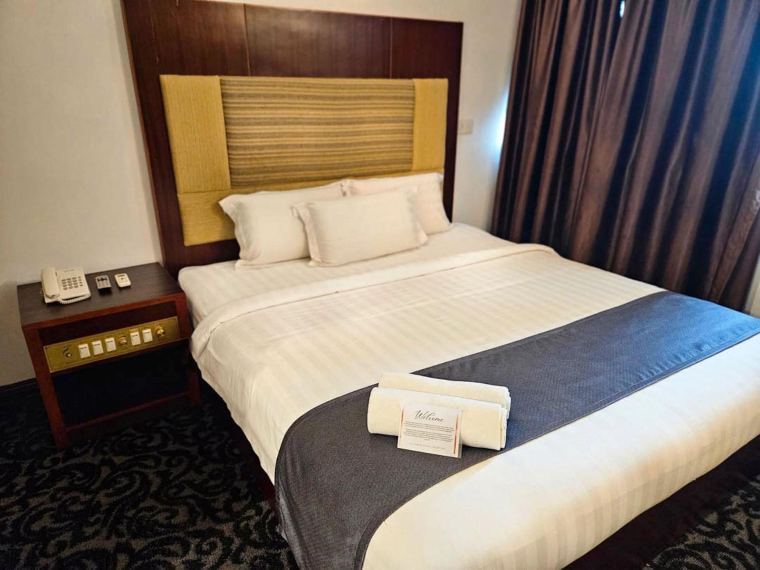Deluxe King Room - Photo 6