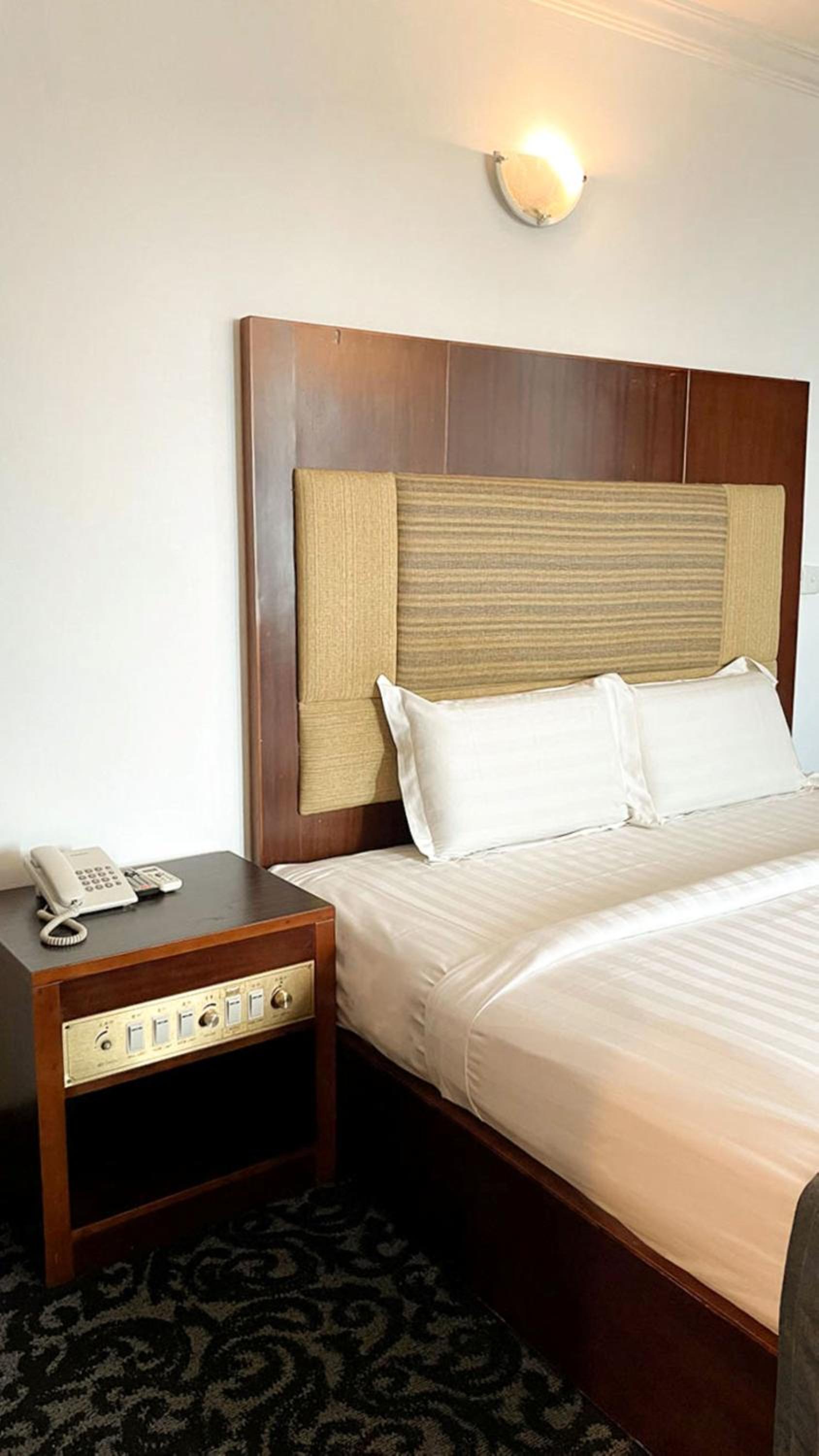 Deluxe King Room - Photo 8