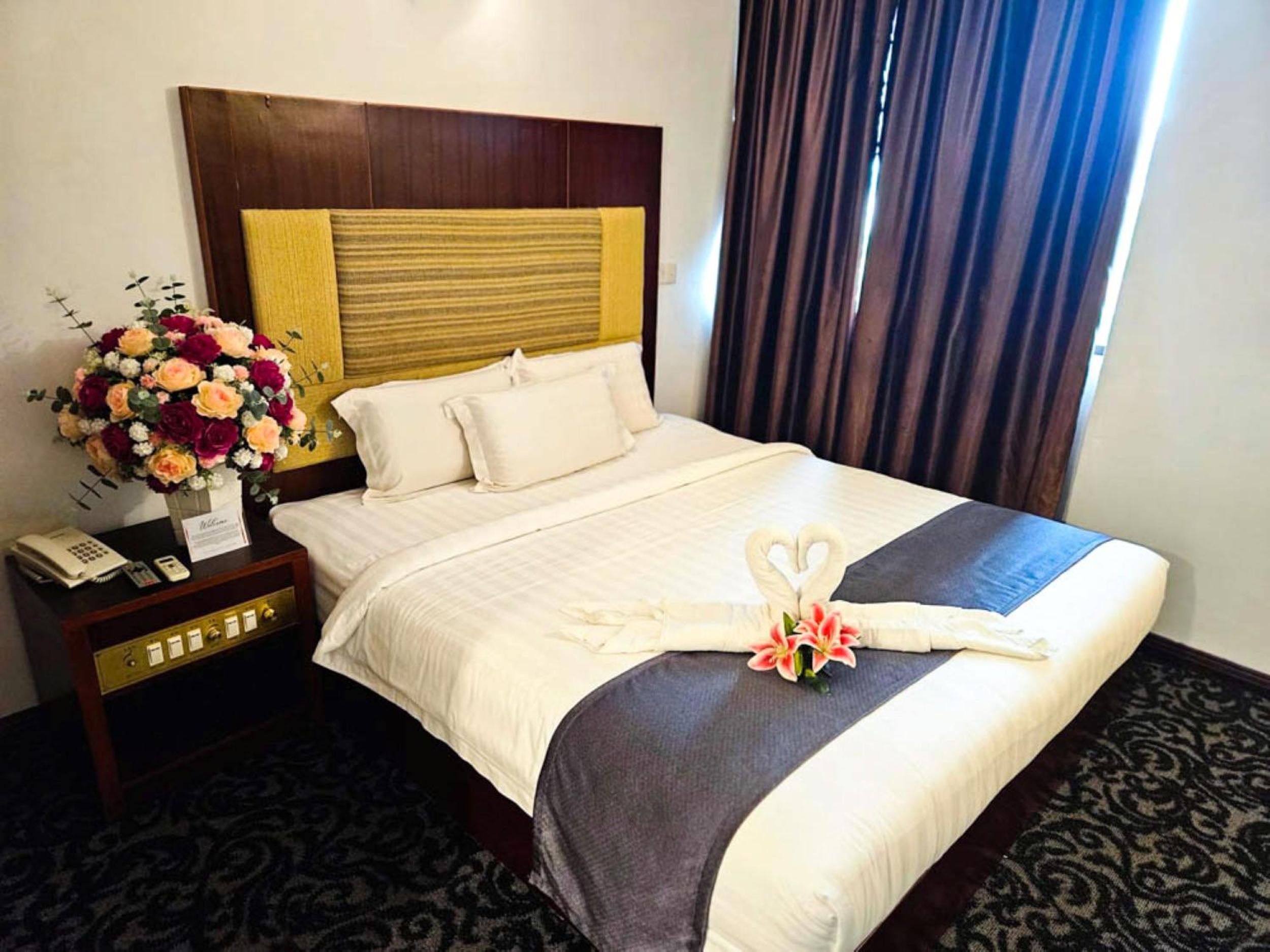 Deluxe King Room - Photo 7