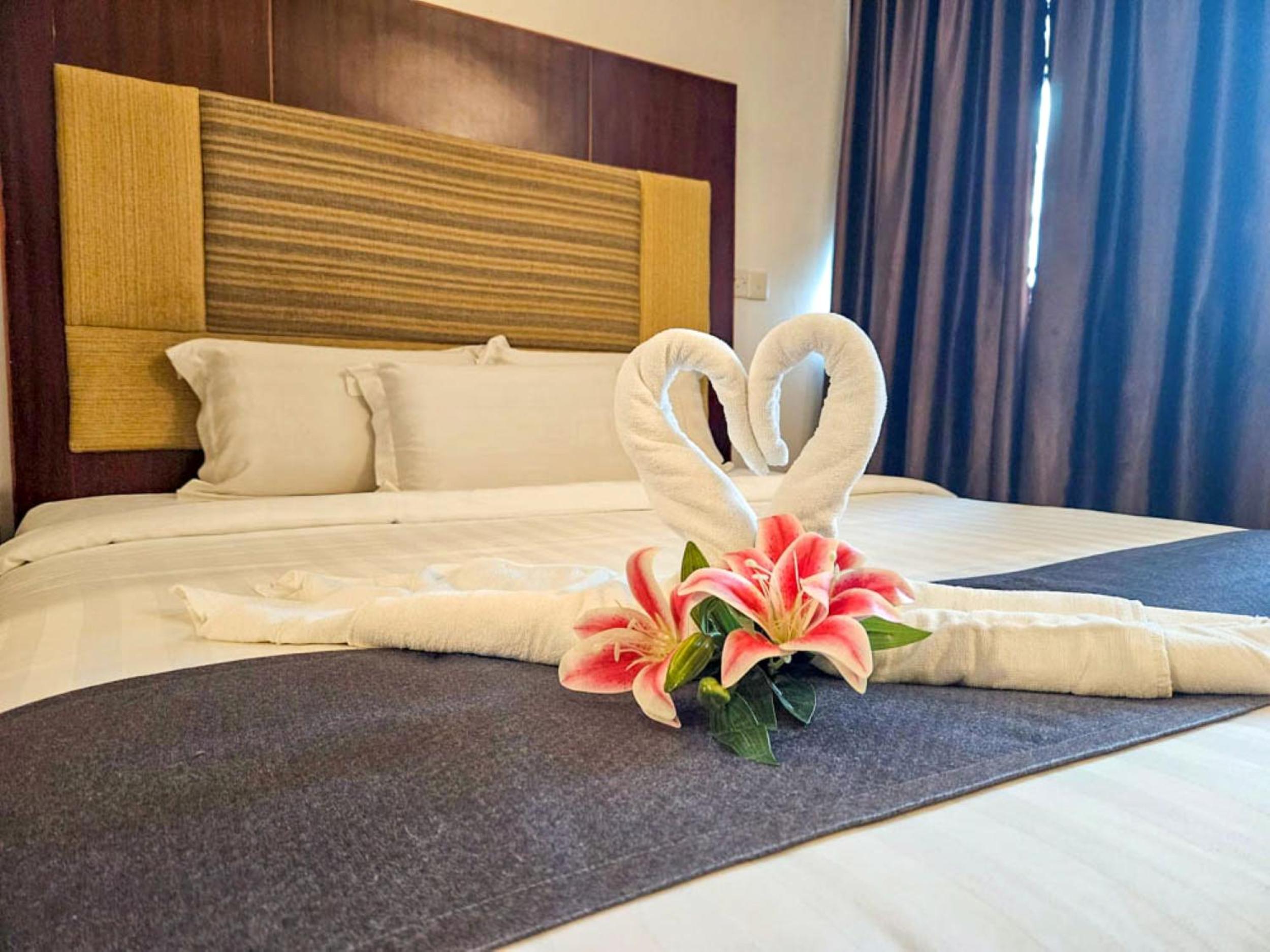 Deluxe King Room - Photo 5