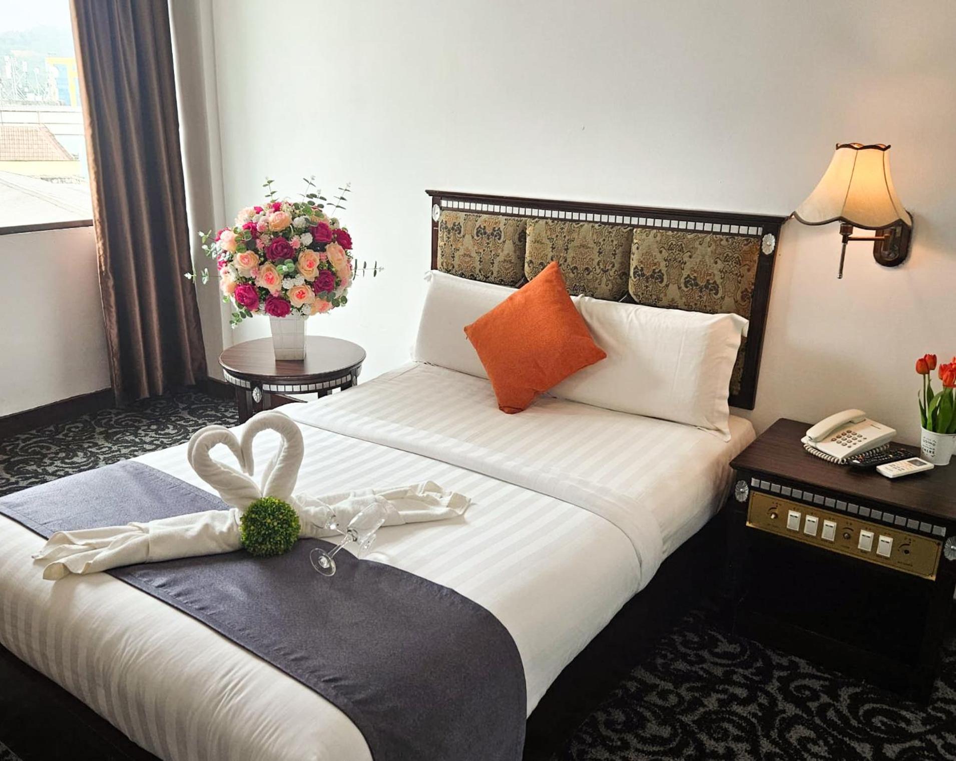 Deluxe King with Balcony - Photo 4