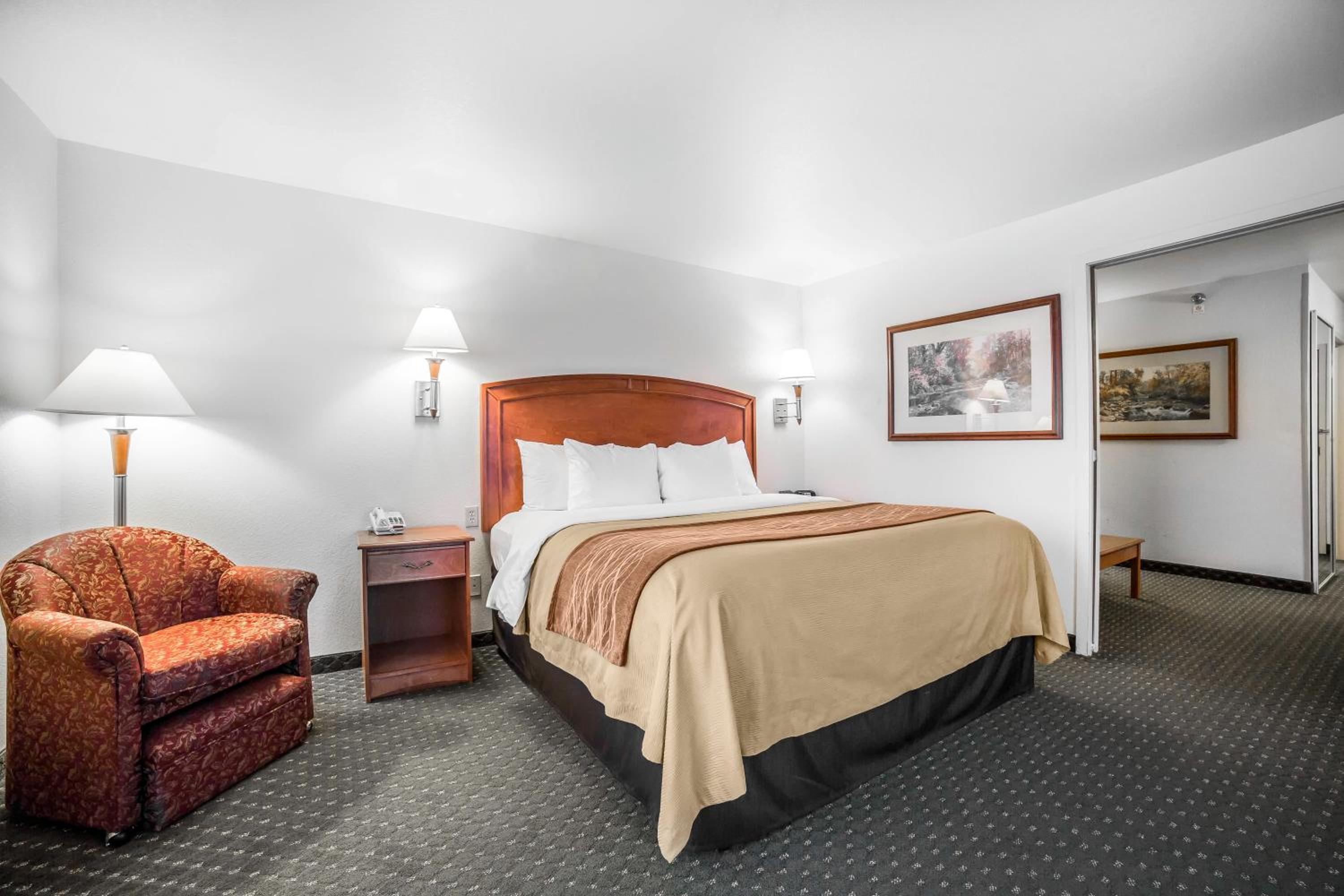 King Suite - Non-Smoking - Photo 4