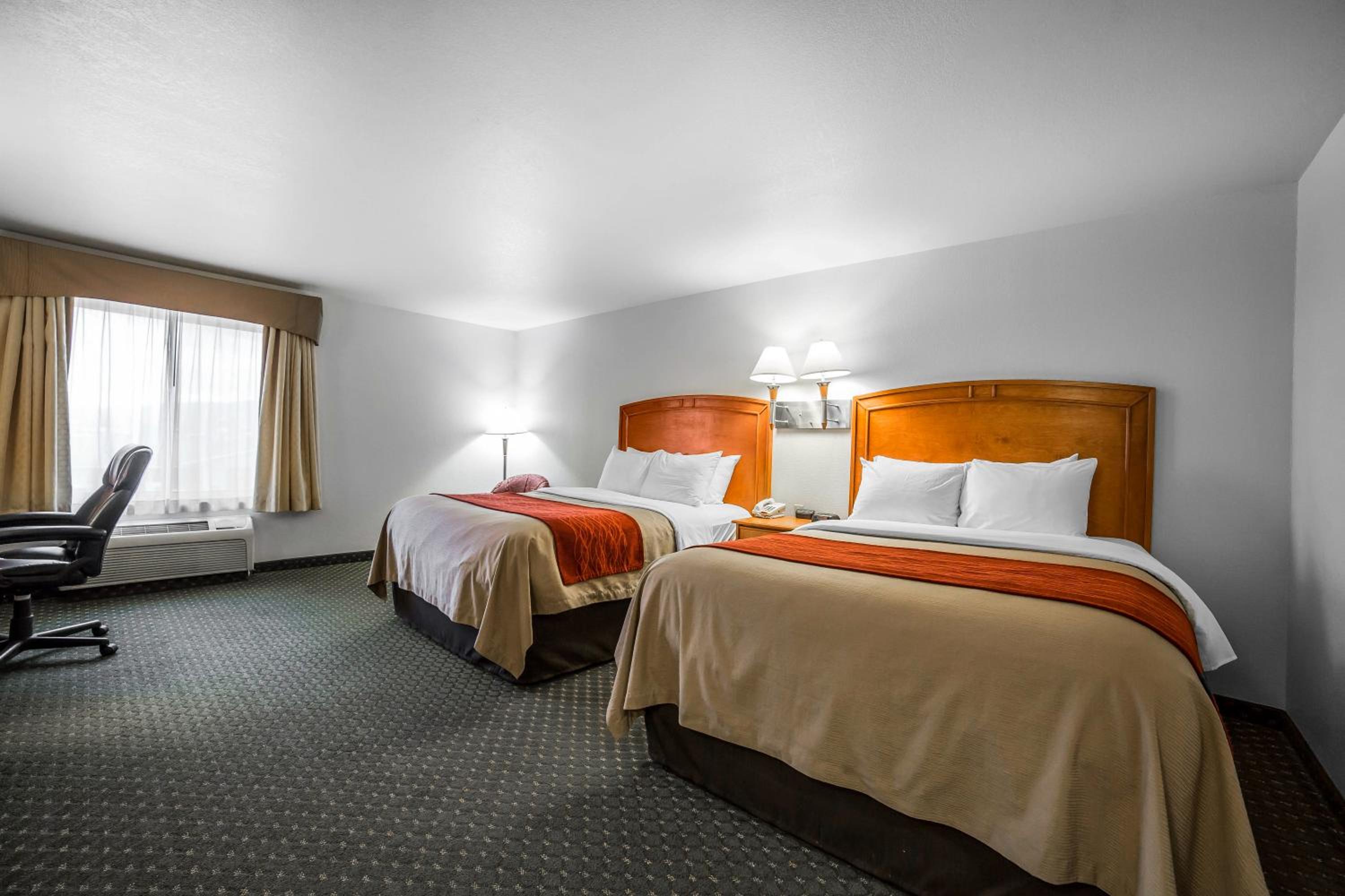 Queen Room with Two Queen Beds - Non-Smoking - Photo 4
