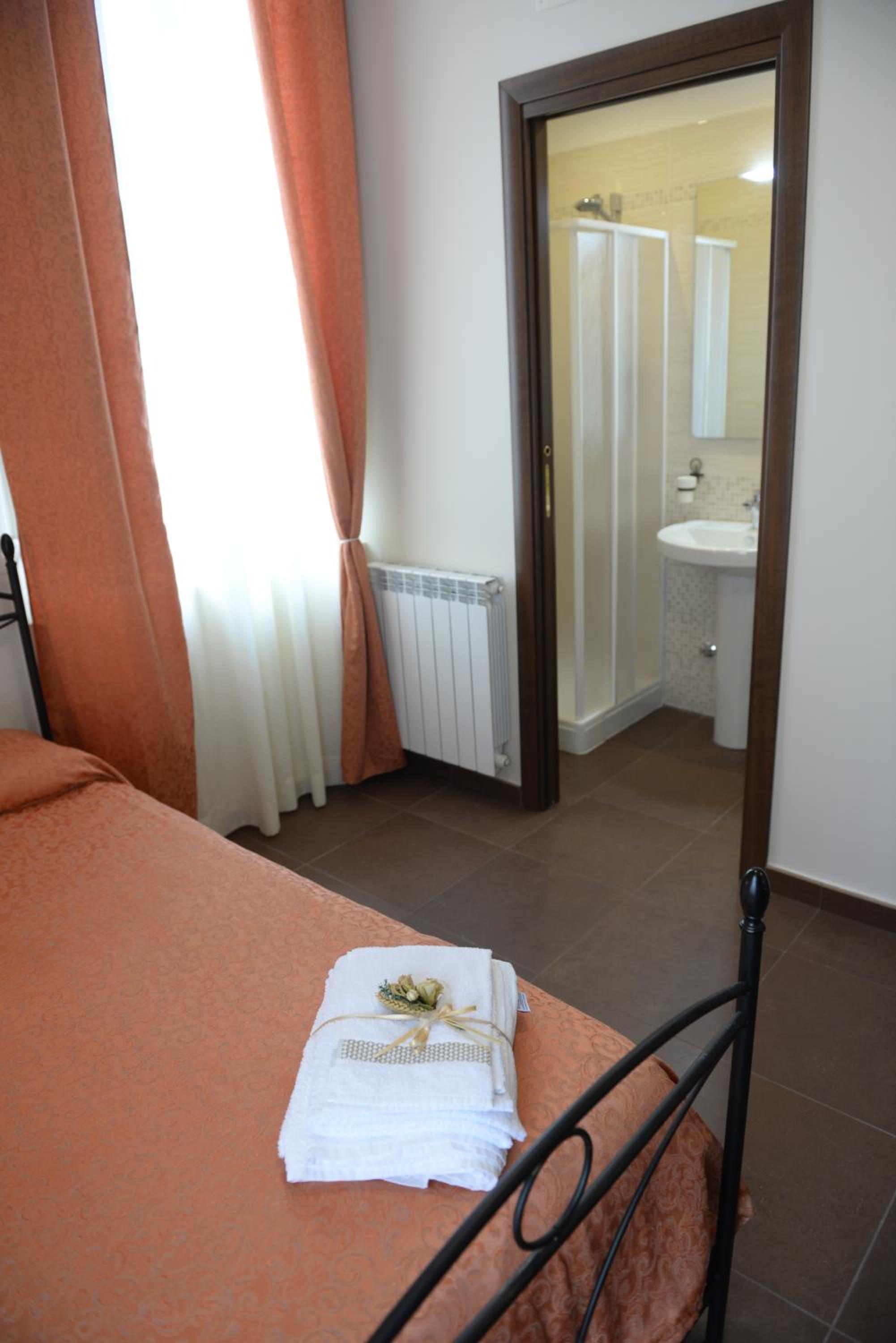 Twin Room with Private Bathroom photo 3