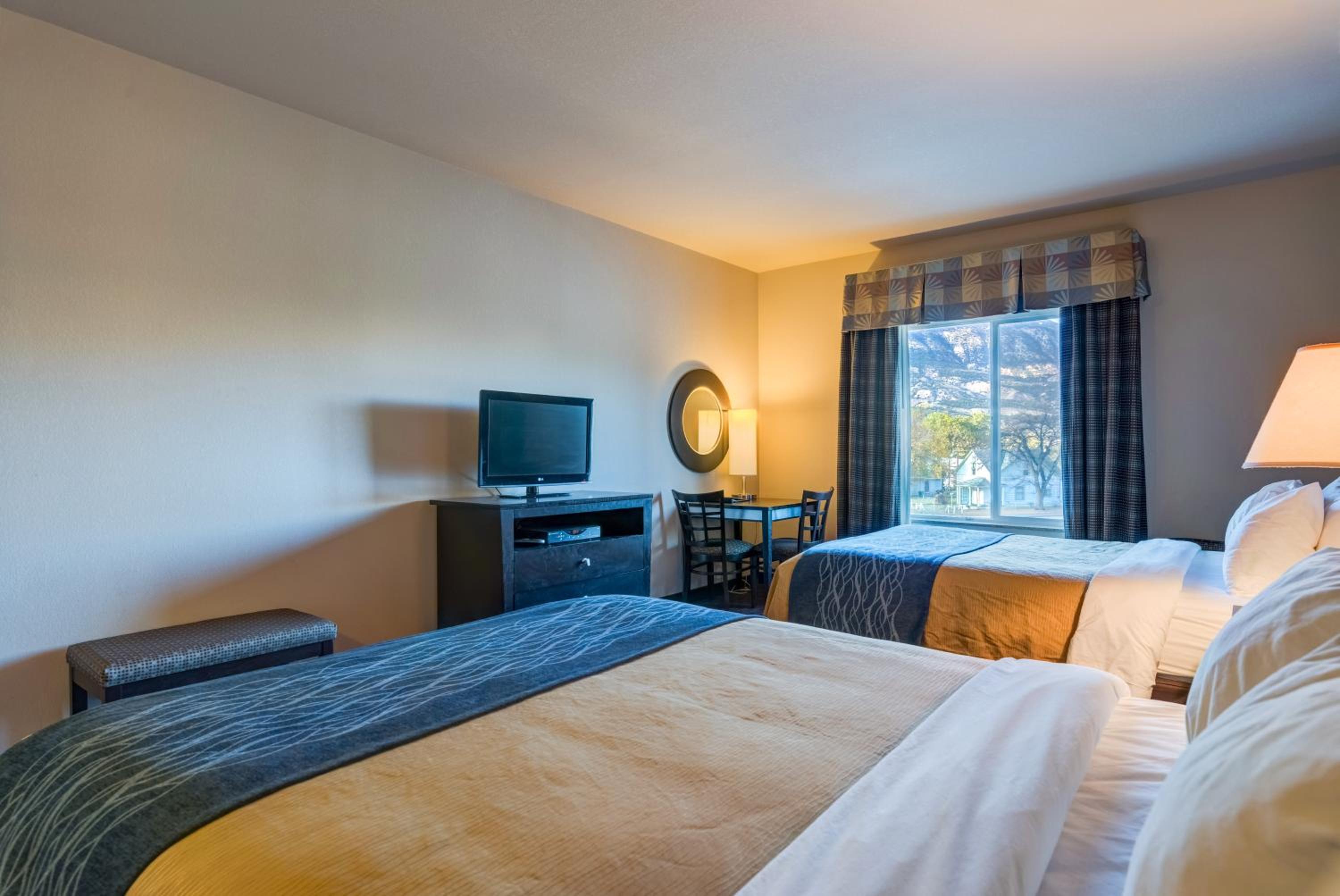 Standard Queen Room with Two Queen Beds - Photo 4