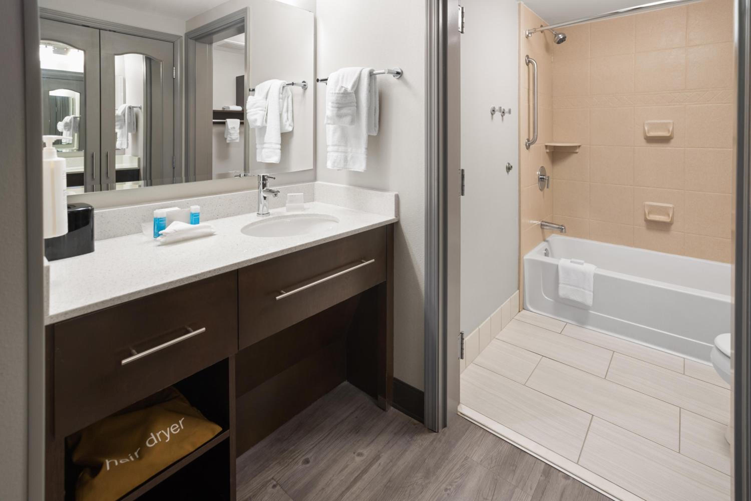 Two-Bedroom Suite - Non-Smoking - Photo 2