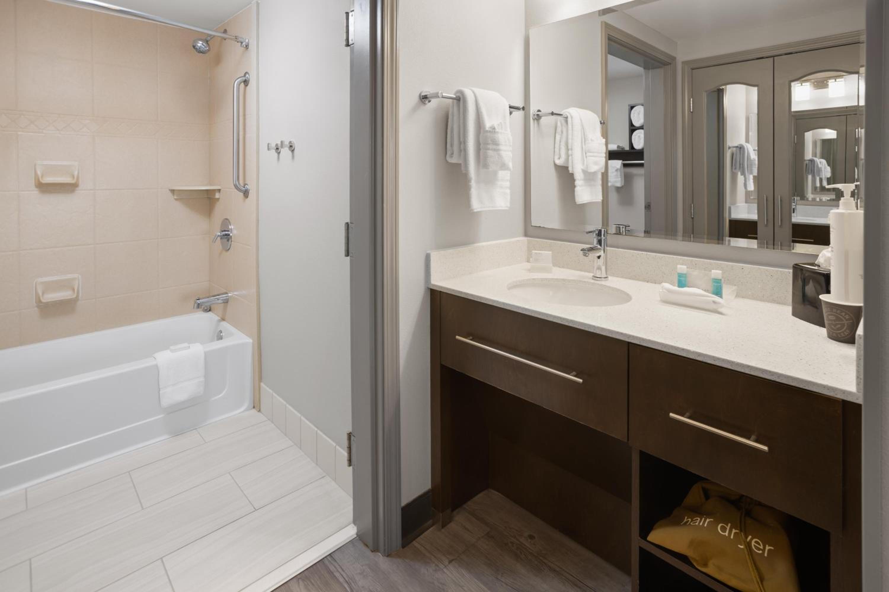 Two-Bedroom Suite - Non-Smoking - Photo 3