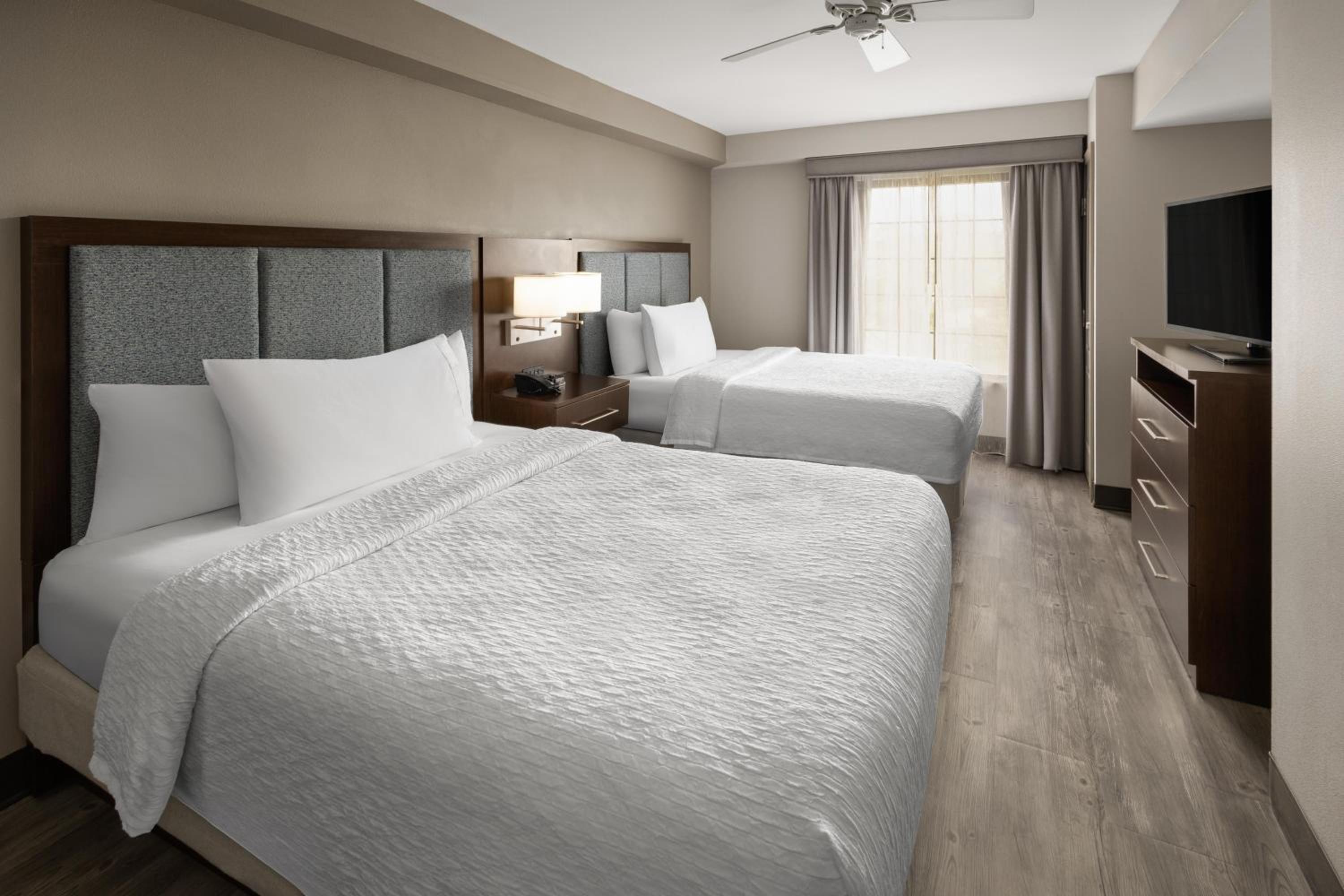 One-Bedroom Queen Suite with Two Queen Beds - Non-Smoking - Photo 3