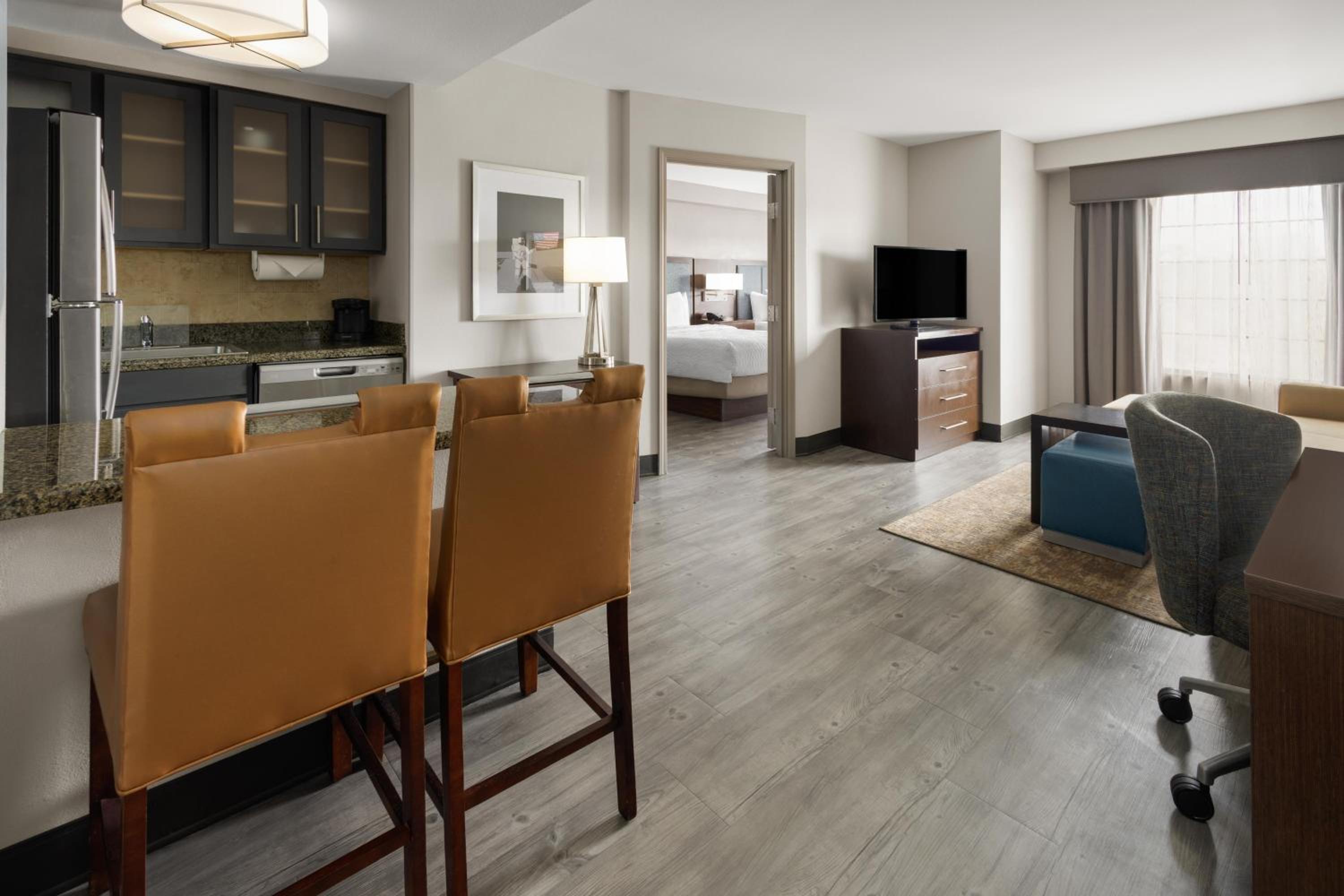One-Bedroom Queen Suite with Two Queen Beds - Non-Smoking - Photo 4
