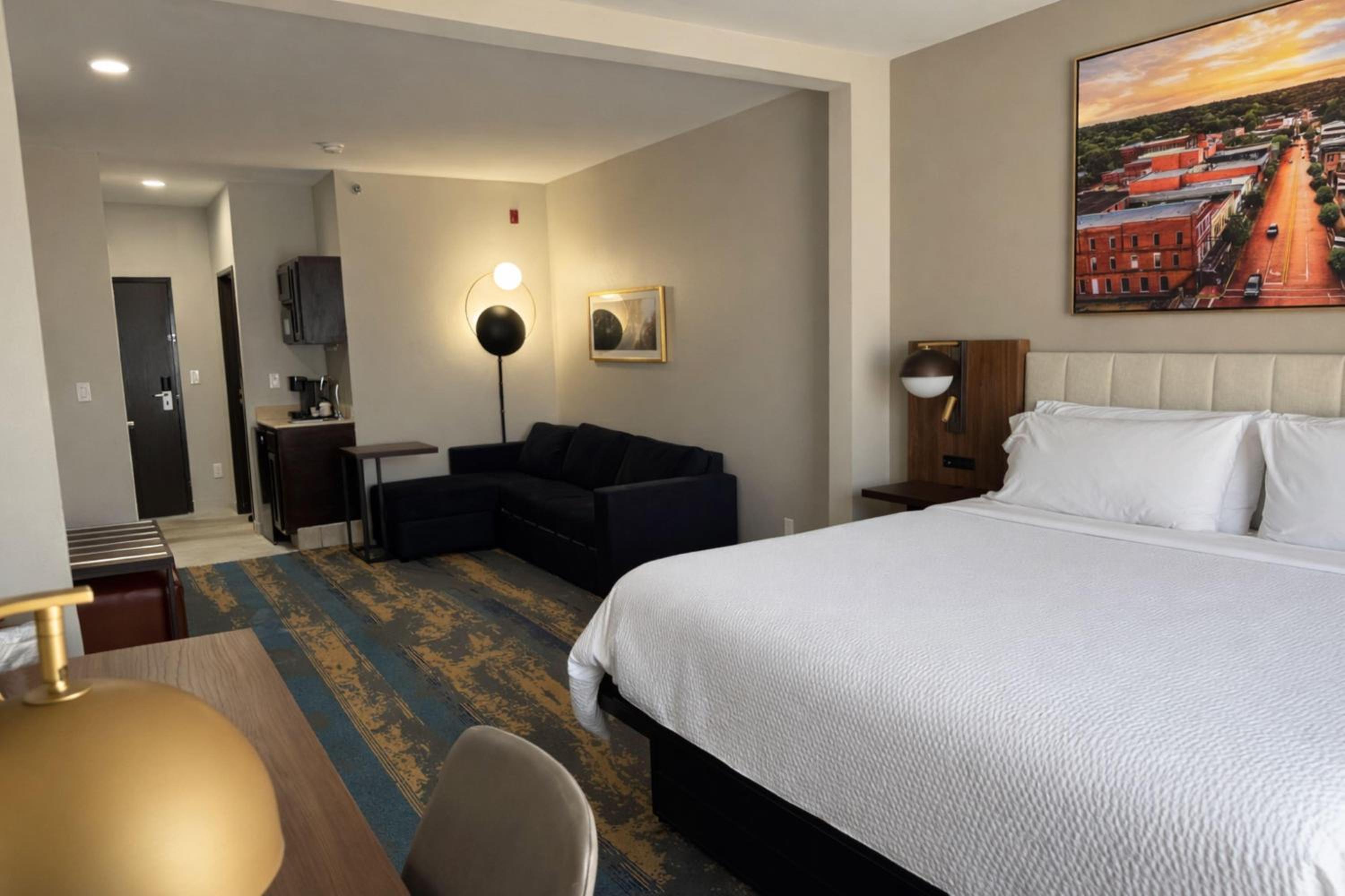 King Suite - Non-Smoking - Photo 3