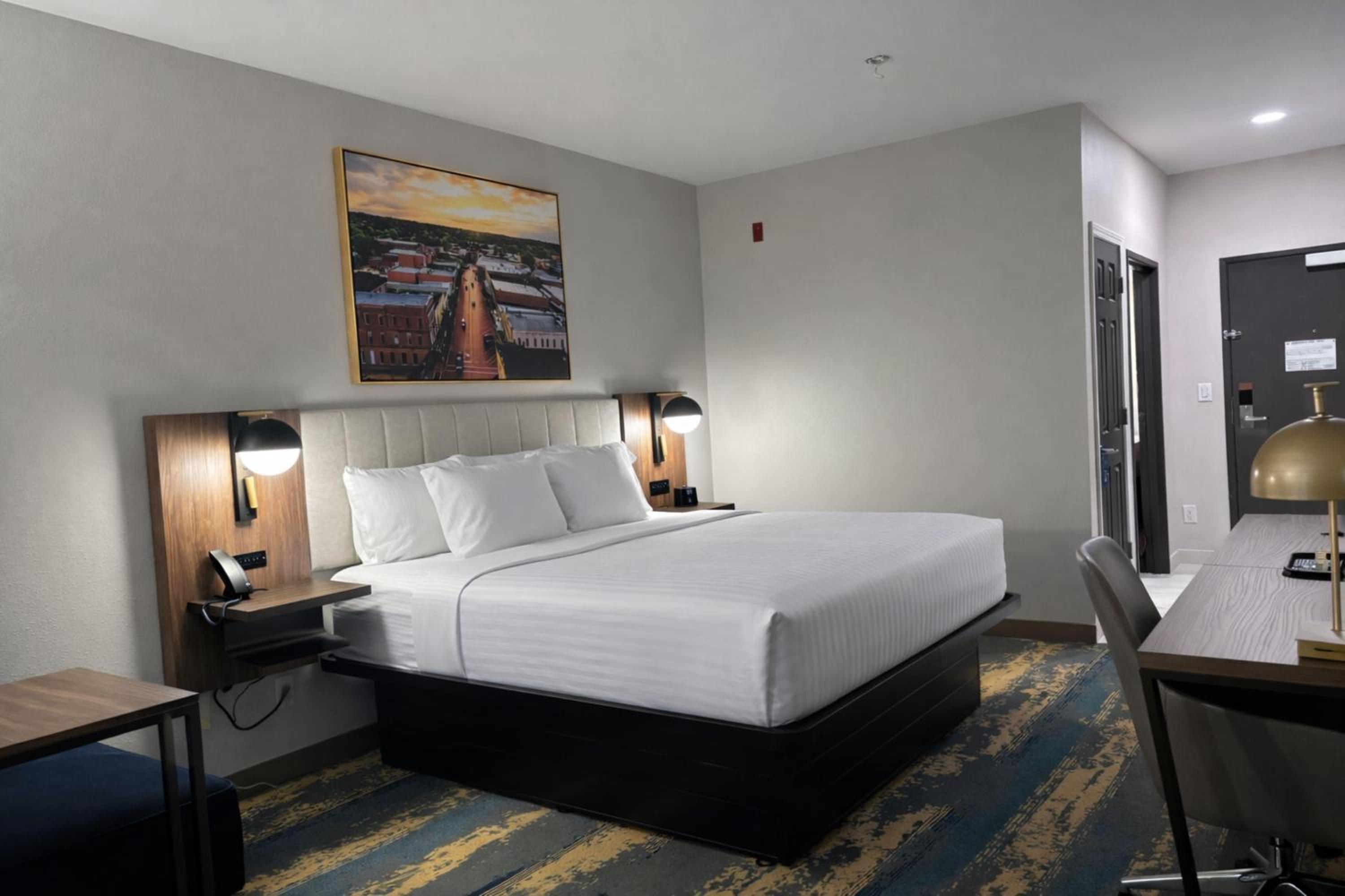 Standard King Room - Non-Smoking - Photo 1