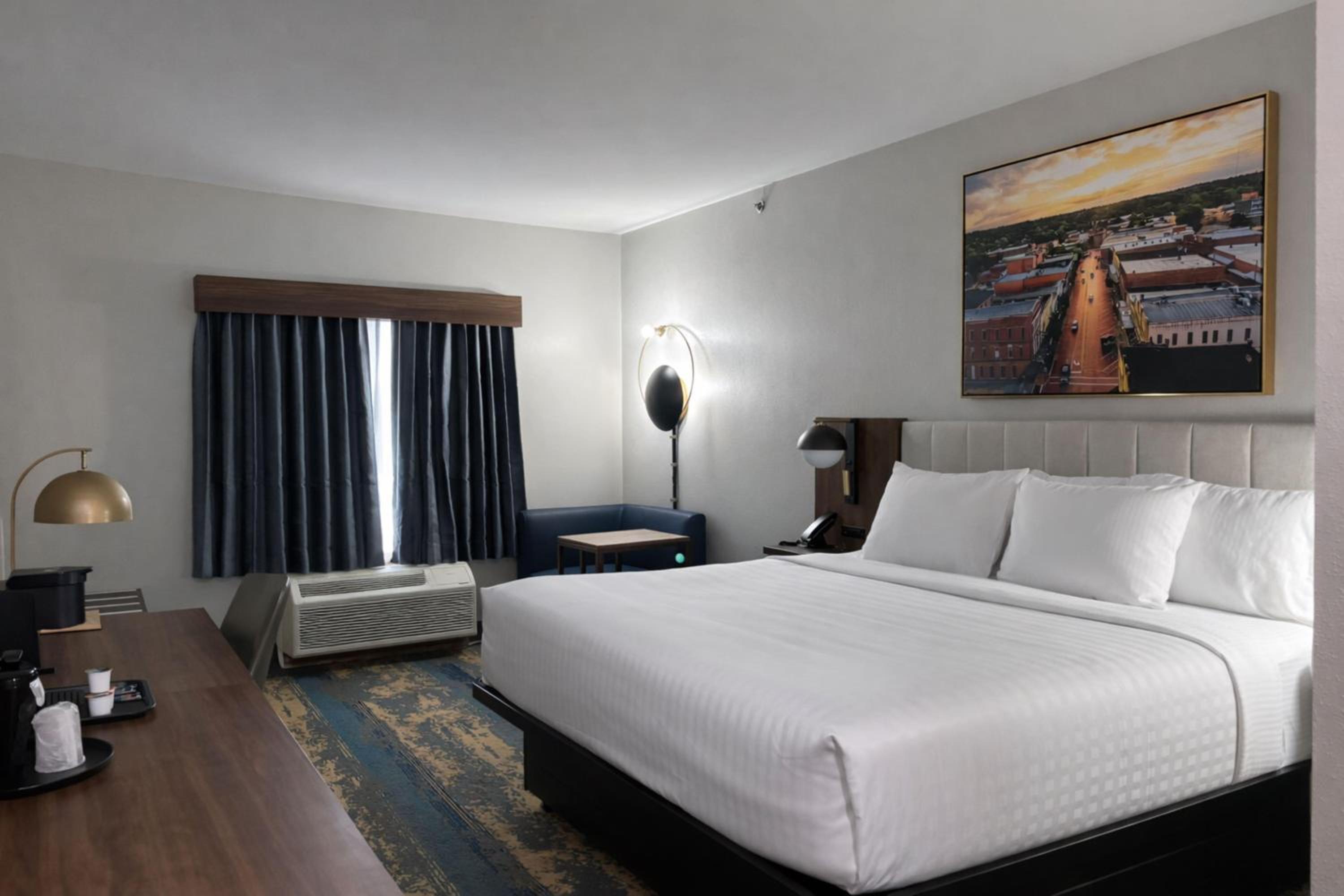 Standard King Room - Non-Smoking - Photo 2