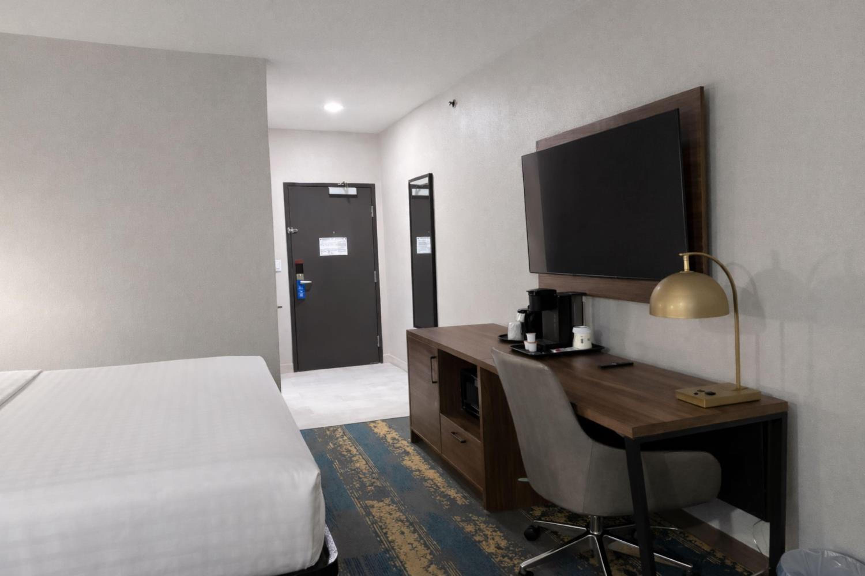Standard King Room - Non-Smoking - Photo 3
