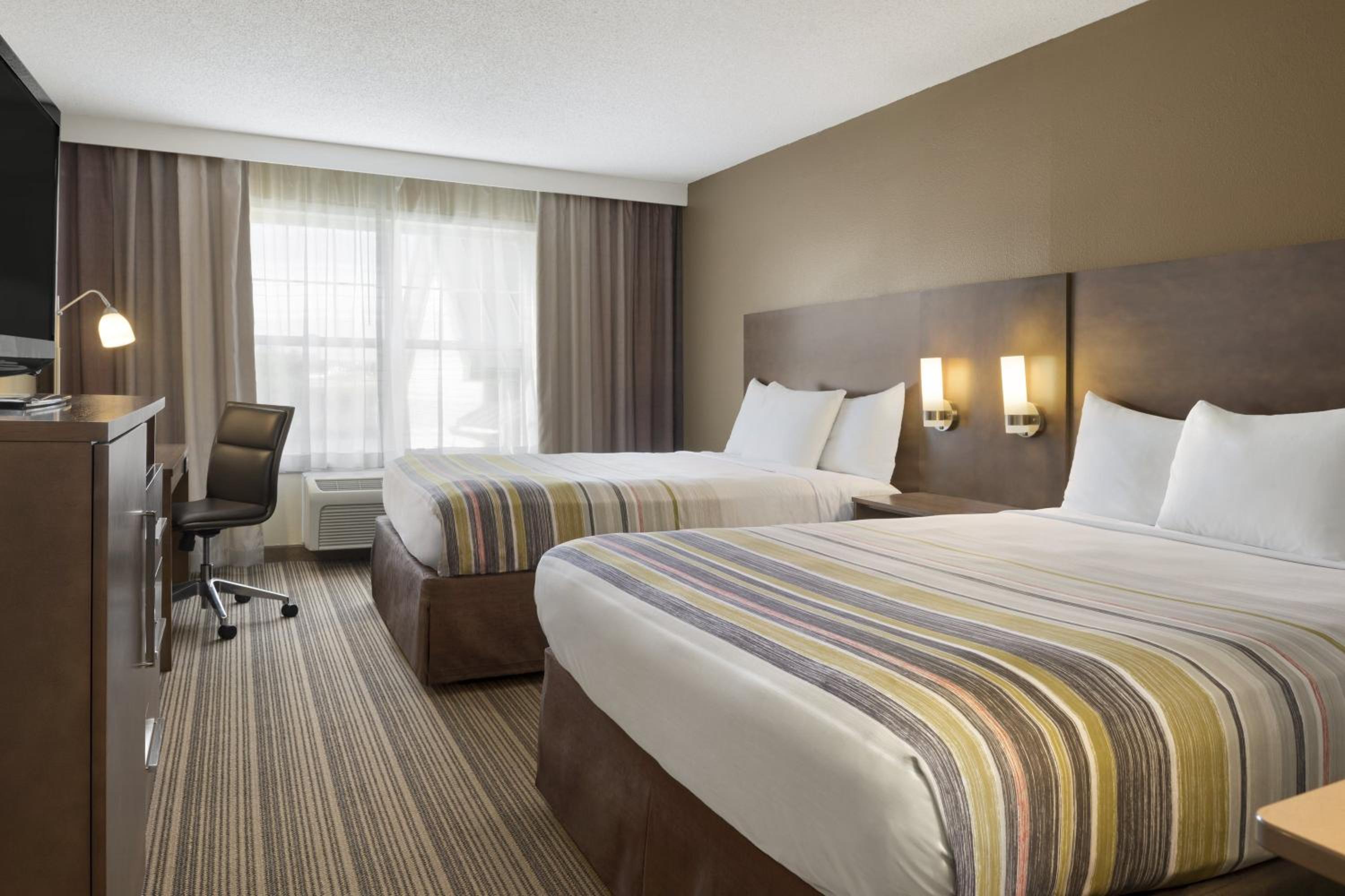Studio Suite with Two Queen Beds - Non-Smoking photo 2