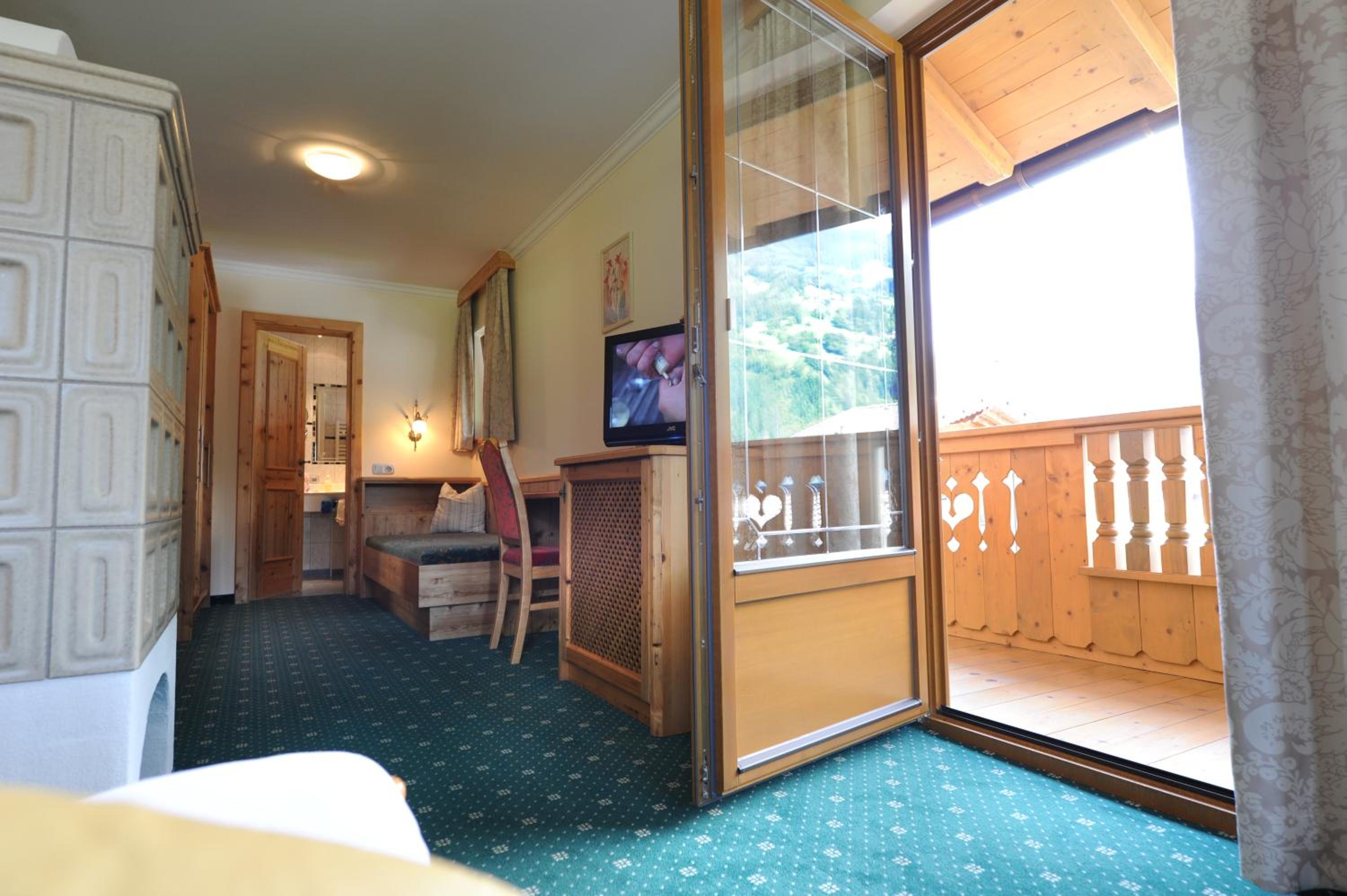 Deluxe Double Room with Balcony photo 2