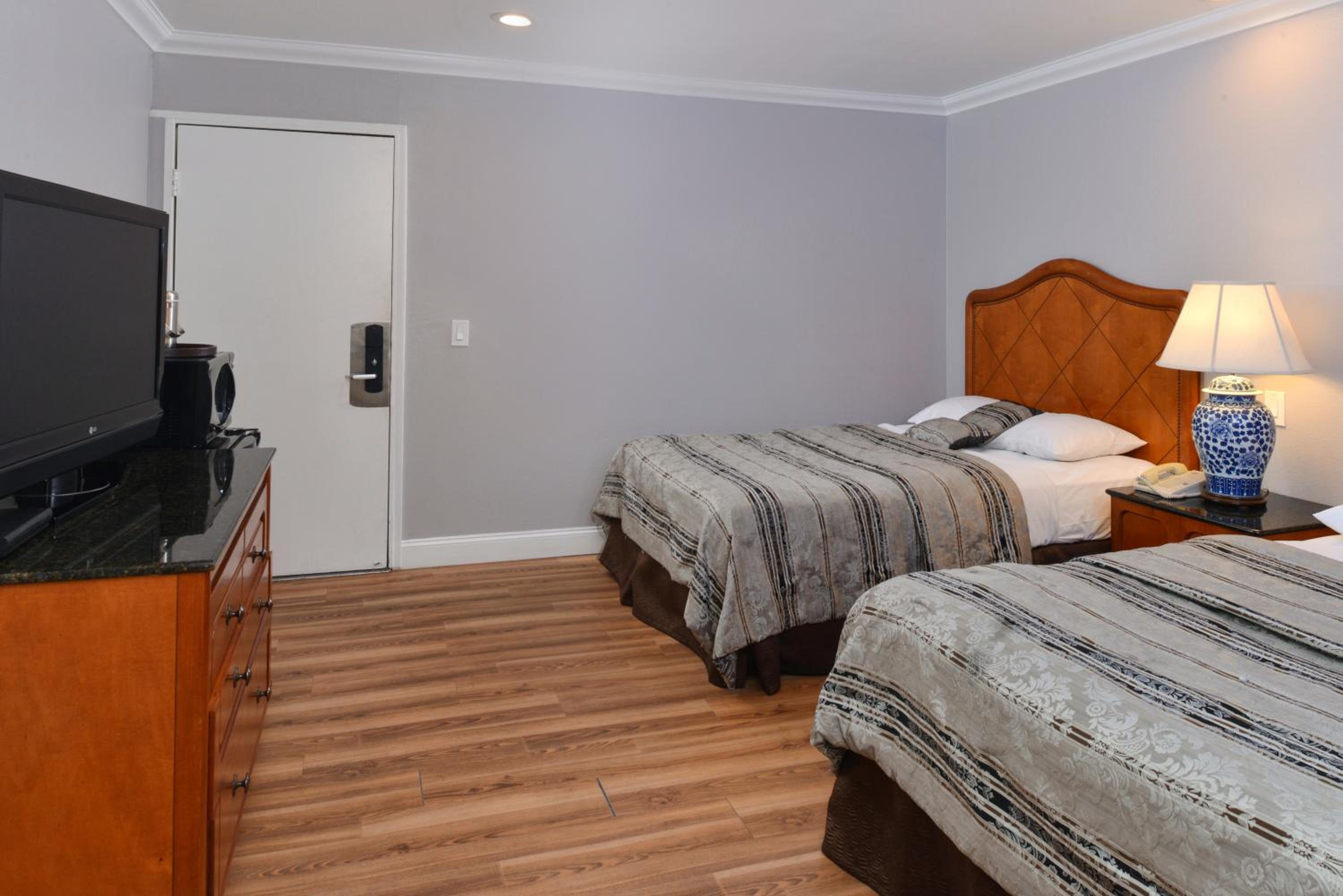 Deluxe Double Room with Bath photo 2