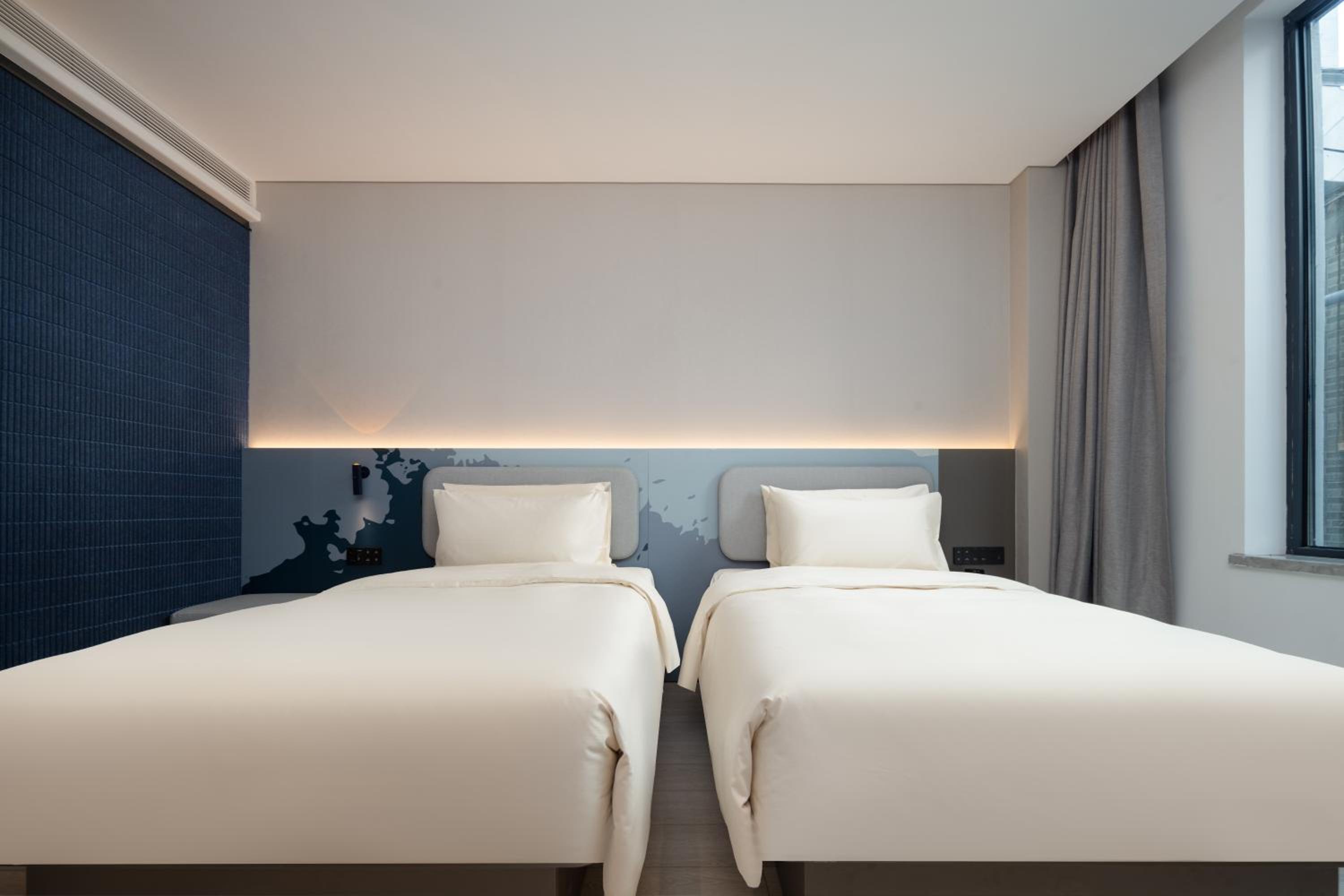 Light Twin Room photo 3