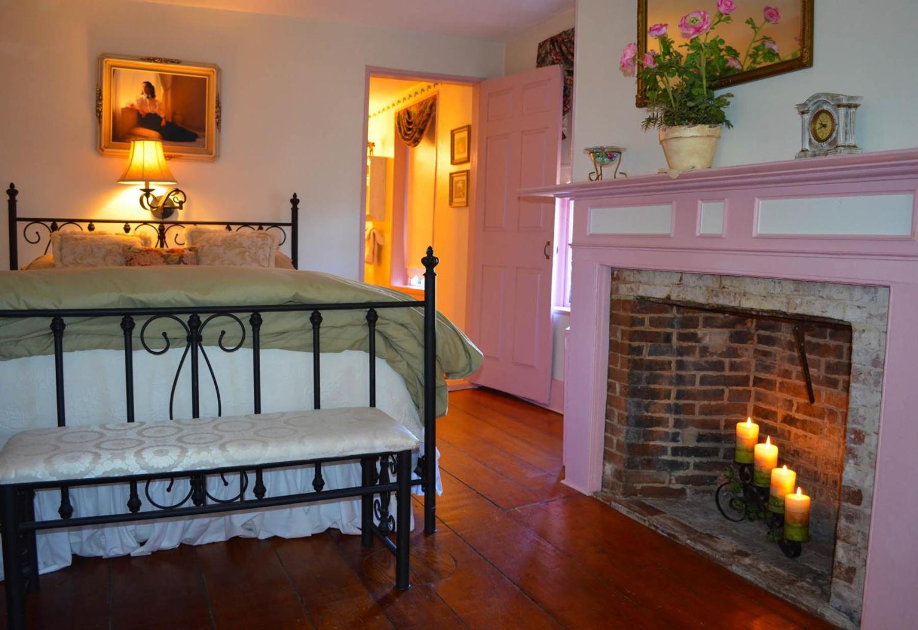 Queen Room with Private Bathroom photo 2