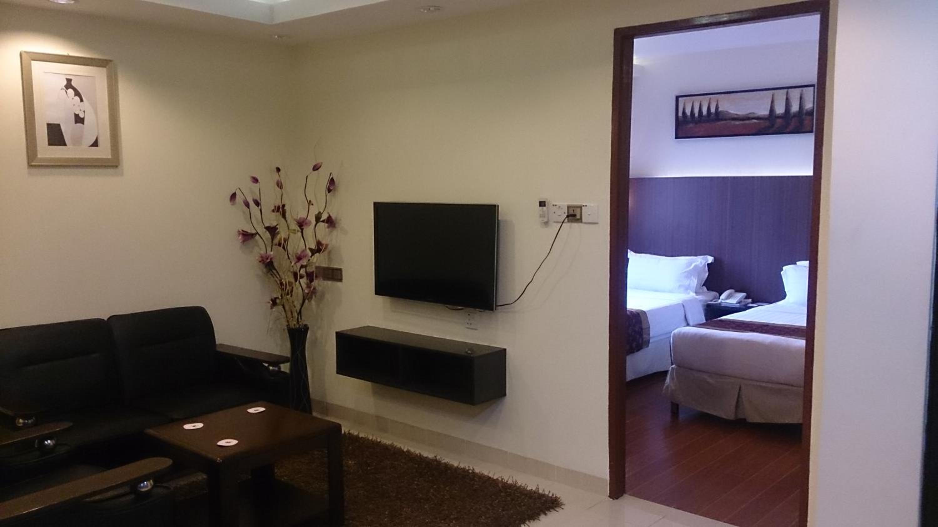 One-Bedroom Soho Apartment - Photo 7
