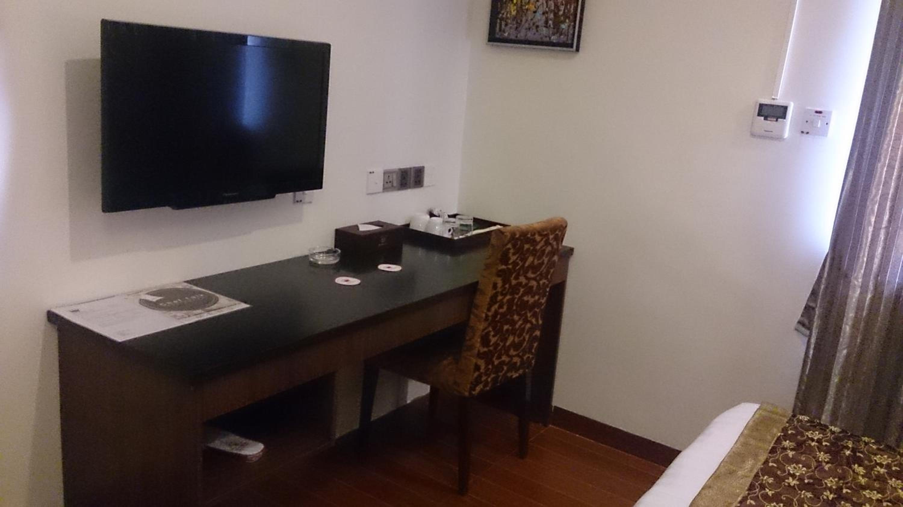 One-Bedroom Soho Apartment - Photo 8